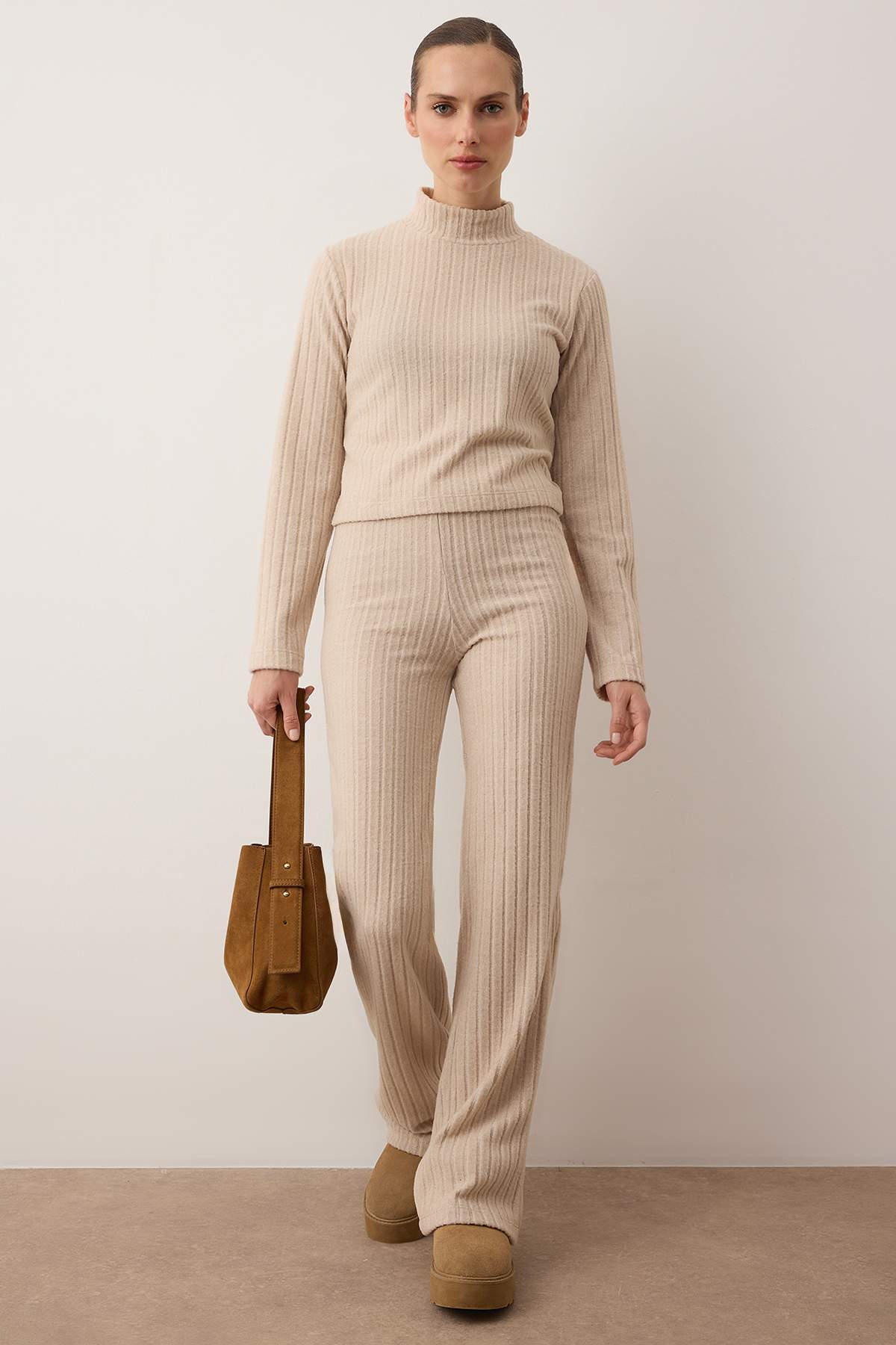 Trendyolmilla  Taş Dik Yaka Regular Üst Flare Alt Fitilli Esnek Örme Alt - Üst Takım TWOAW26AU00119