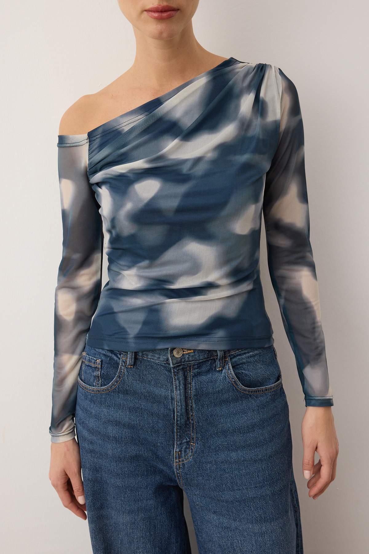 Trendyol Collection Benzines absztrakt mintás tüll bélésű aszimmetrikus nyakú kötött blúz TWOAW24BZ00051