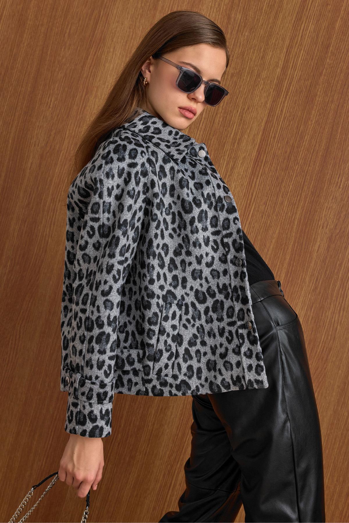 Olcay  Çıt Çıt Kapamalı Pat Detaylı Leopar Desenli Kısa Kaban GRİ 3163-L - Görsel 3