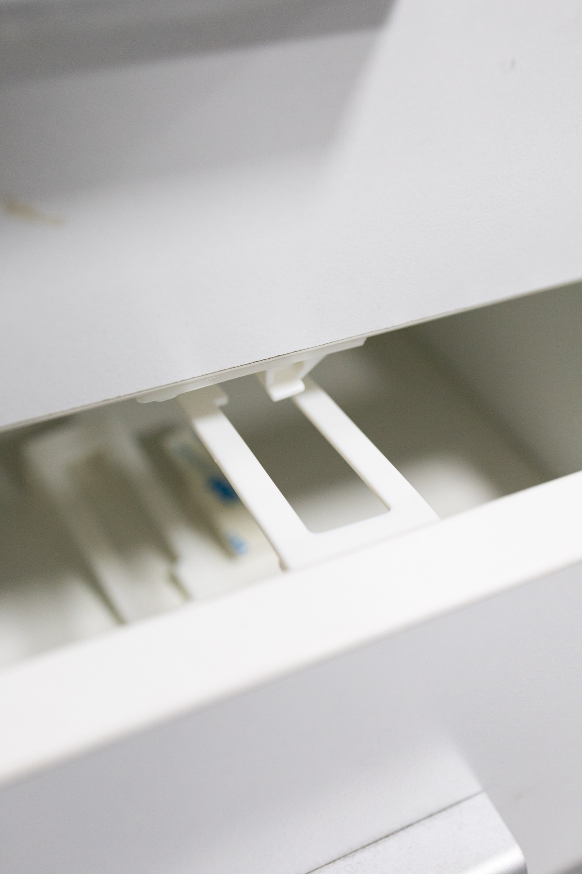 Miningaa 2 Adet Kolay Kullanım Beyaz Renk Gizli Dolap içi Ve Çekmece Kilit (EV OFİS İŞ YERİ ÇOCUK ODASI) fotoğrafı 2 (önizleme)