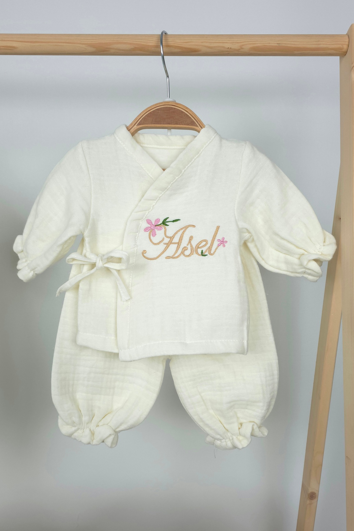 gros shop Yeni Doğan %100 Doğal 4Katlı Müslin Hastane Çıkış Mevlüt Seti (Kişiye Özgü İsimli Nakış Desenli) fotoğrafı 2 (önizleme)