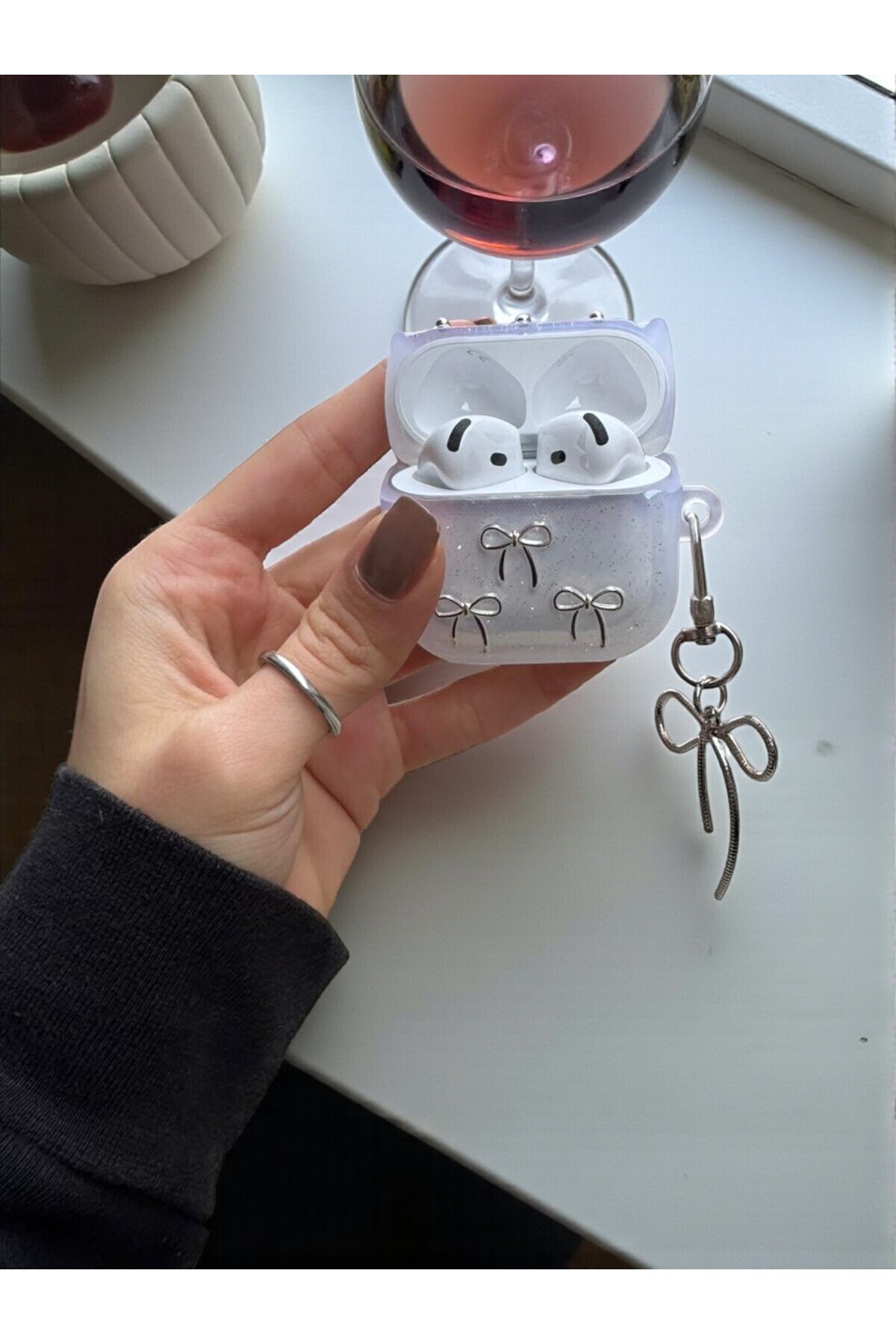 KVK PRİVACY Airpods 4. Nesil Uyumlu Simli 3D Fiyonk Desenli Anahtarlıklı Charmlı Kulaklık Kılıfı