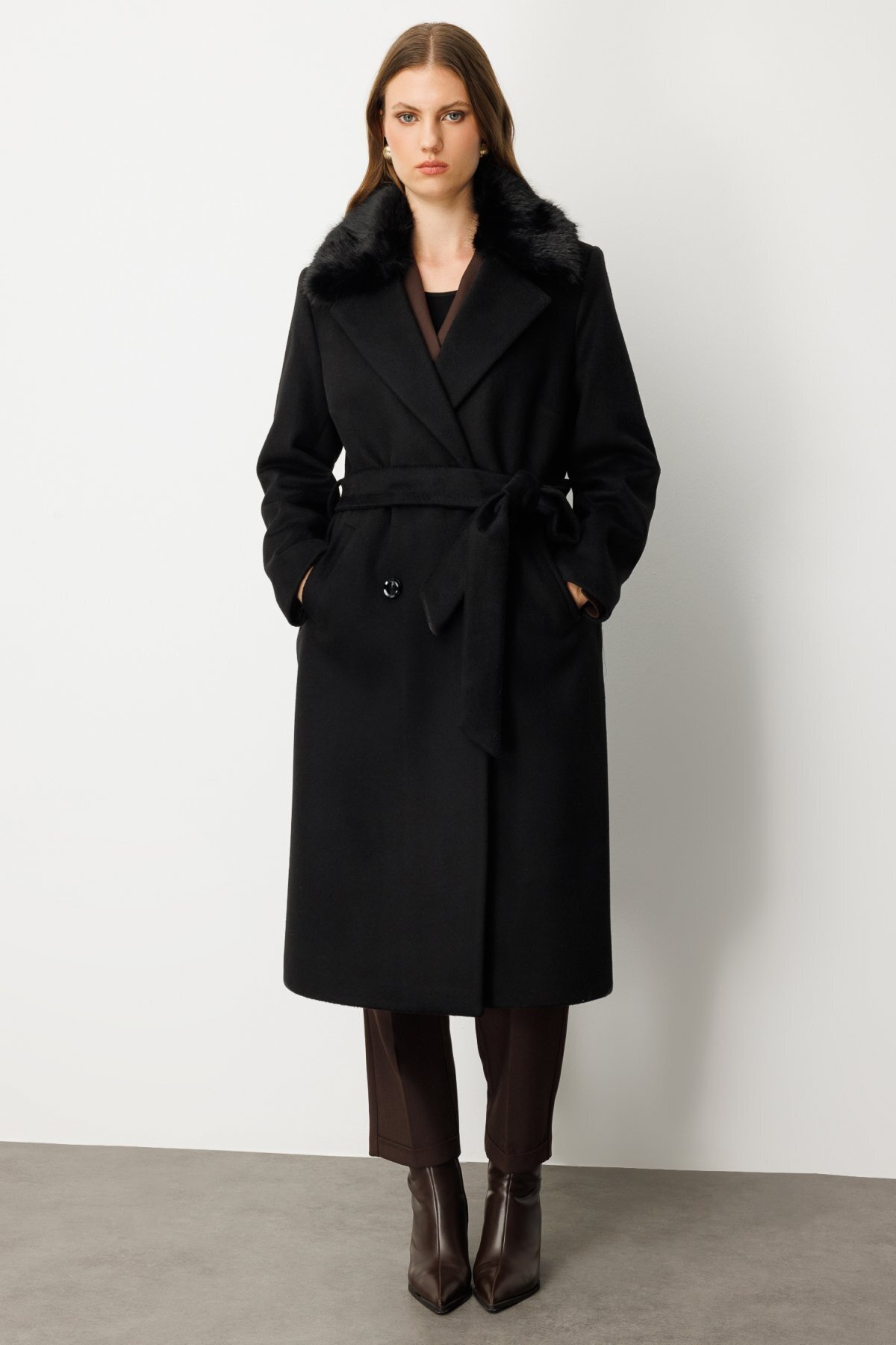 Ekol Yakası Kürklü Beli Kuşaklı Kaban