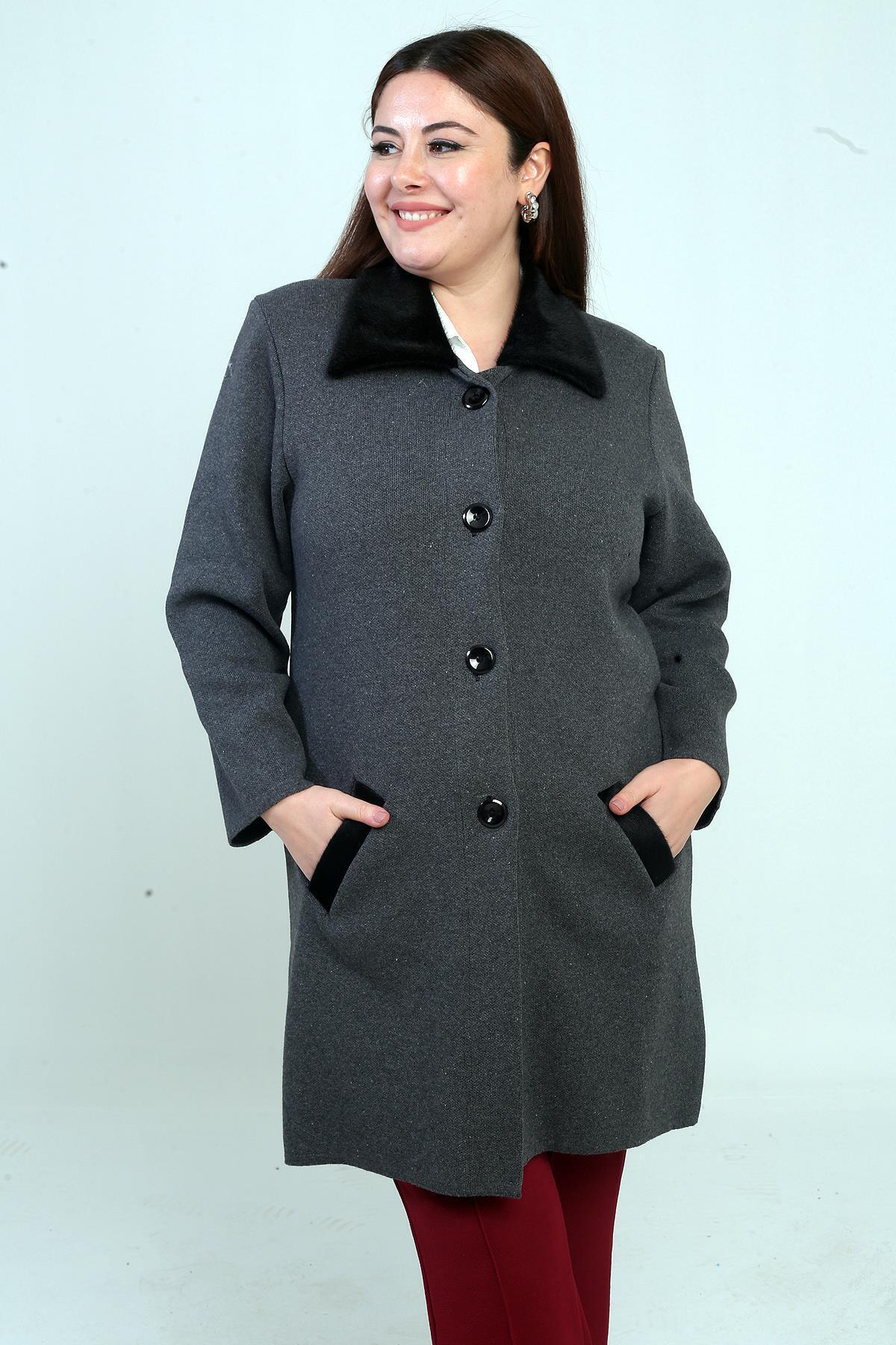 By Saygı Kadın Yaka Ve Cebi Kürklü Önü Düğmeli Büyük Beden Triko Kaban