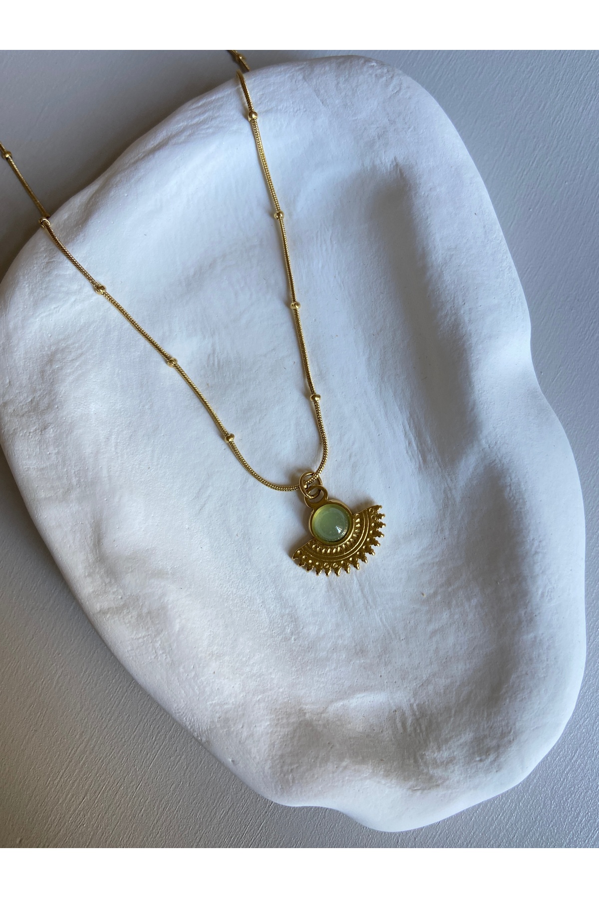 Yeşil Taşlı Charm Yılan Zincir Çelik Gold Kadın Kolye (40 + 5 cm) – Sevgililer Günü Özel - Detay Görseli 1