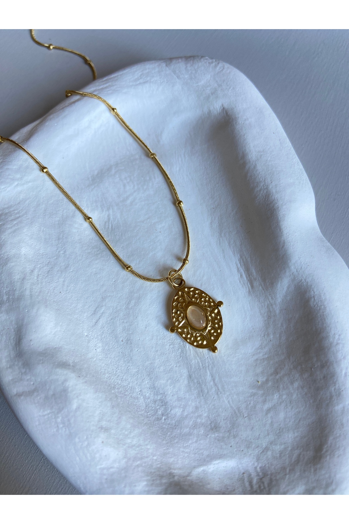Taşlı Plaka Çelik Zincirli Gold Kadın Kolye (40 + 5 cm) – Sevgililer Günü Özel - Detay Görseli 2
