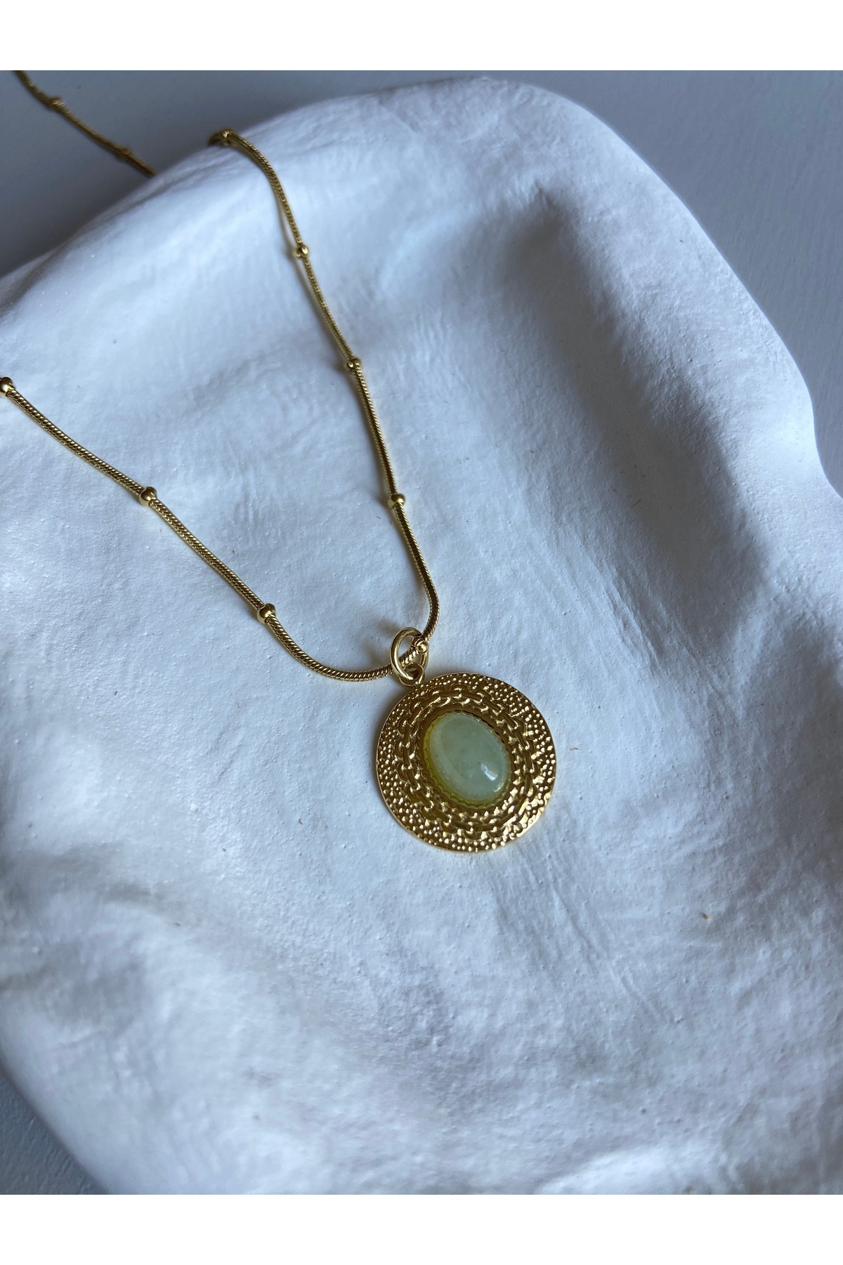 Yeşil Taşlı Plaka Çelik Zincirli Gold Kadın Kolye (40 + 5 cm) – Sevgililer Günü Özel - Detay Görseli 2