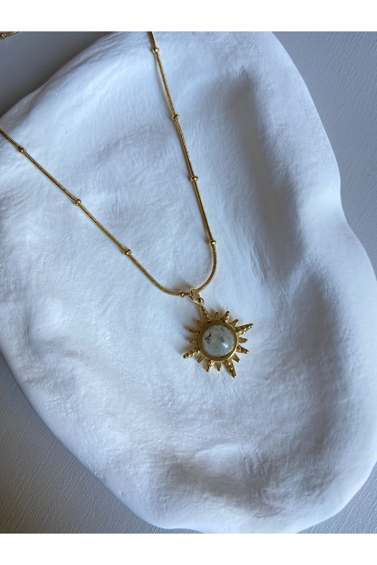 Kutup Yıldızı Figürlü Çelik Zincirli Gold Kadın Kolye (40 + 5 cm) – Sevgililer Günü Özel - Detay Görseli 1