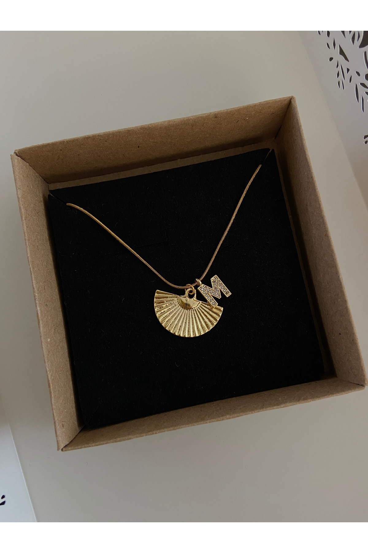 Yelpaze ve Harf Charm Çelik Zincirli Gold Kadın Kolye (40 cm) – Sevgililer Günü Özel - Detay Görseli 2
