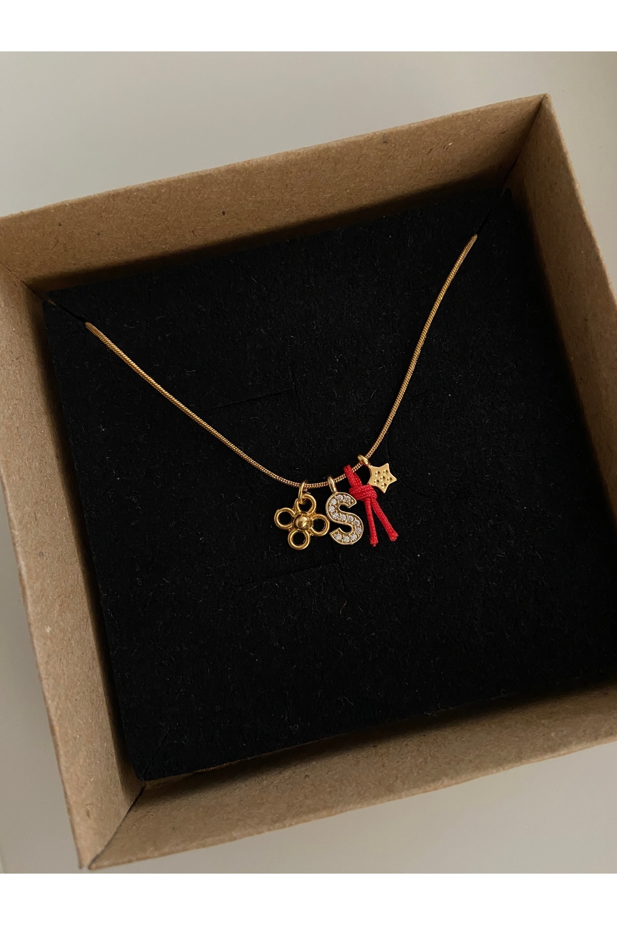 Yonca ve Yıldız, Harf Charm Çelik Zincirli Gold Kadın Kolye (40 cm) – Sevgililer Günü Özel - Detay Görseli 3