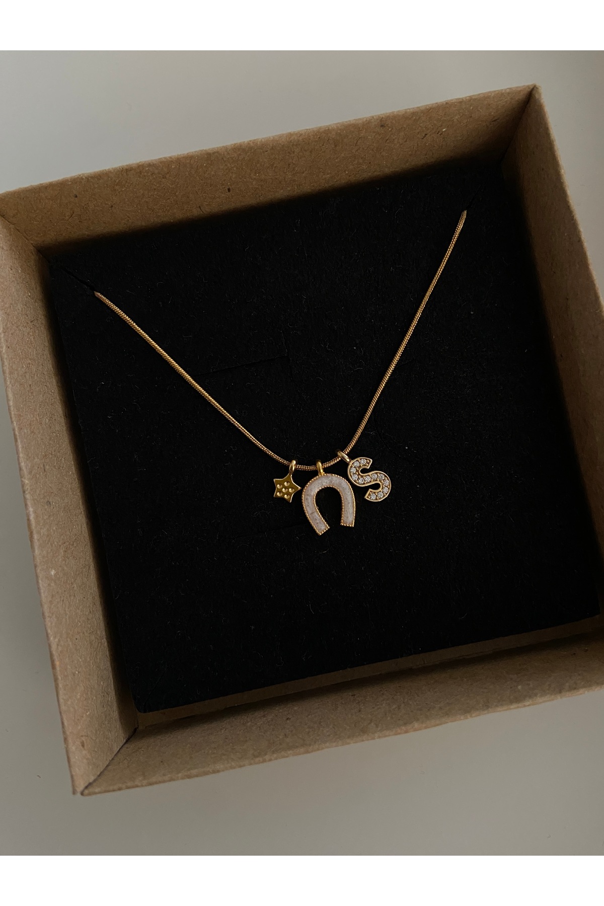 Nal Figürlü Yıldız ve Harf Charm Çelik Zincirli Gold Kadın Kolye (40 cm) – Sevgililer Günü Özel - Detay Görseli 2