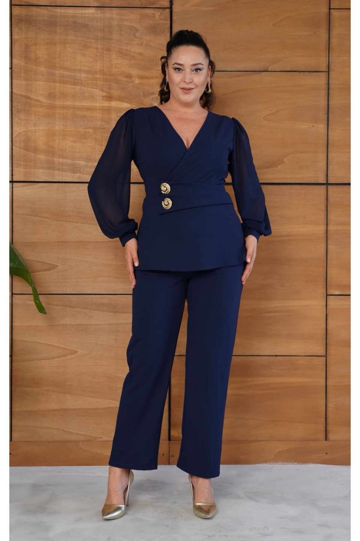 Butik Nilyam Kadın Büyük Beden Kruvaze Yaka Şifon Kol Çift Broş Detaylı Esnek Bluz Pantolon Takım 25038