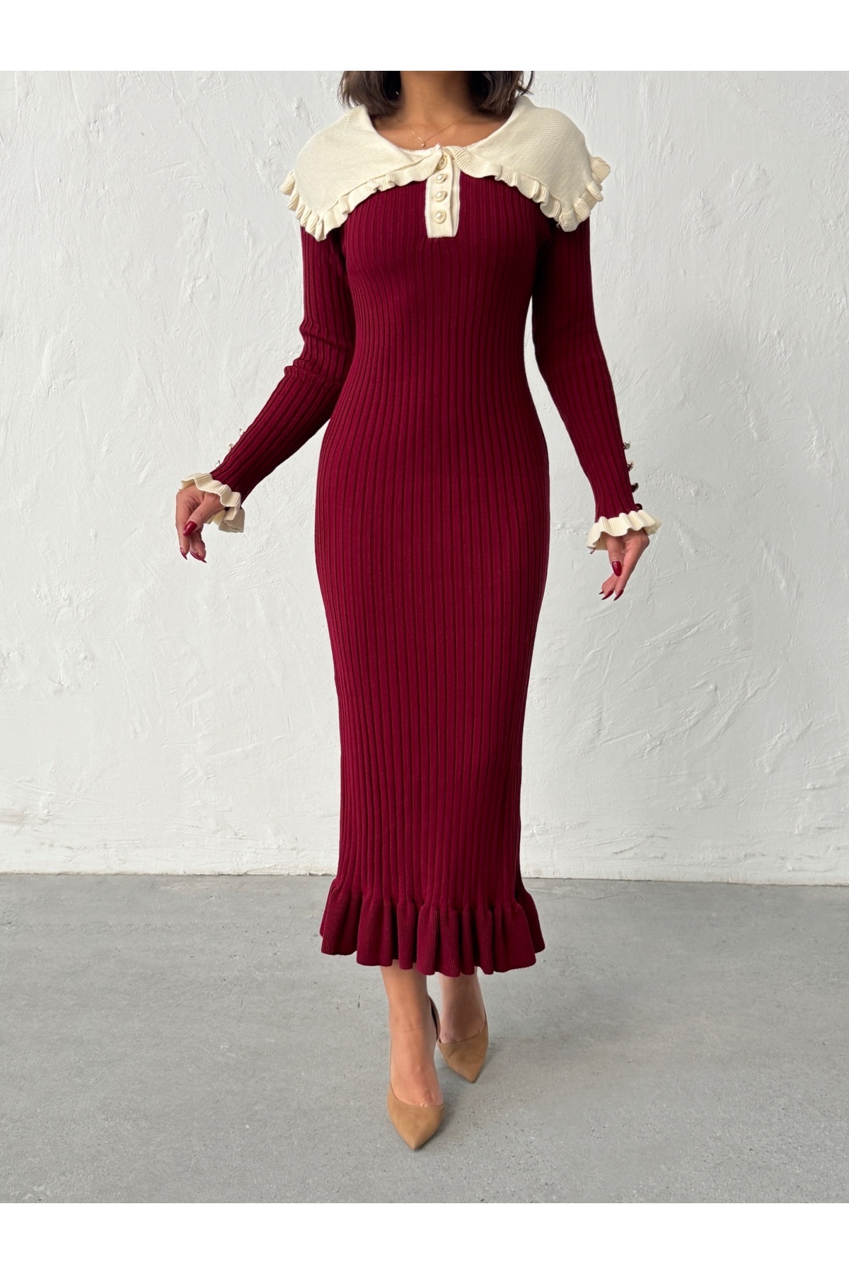 BEJNA Burgunderrotes, langes Strickkleid mit Babykragen und Perlknöpfen für Damen