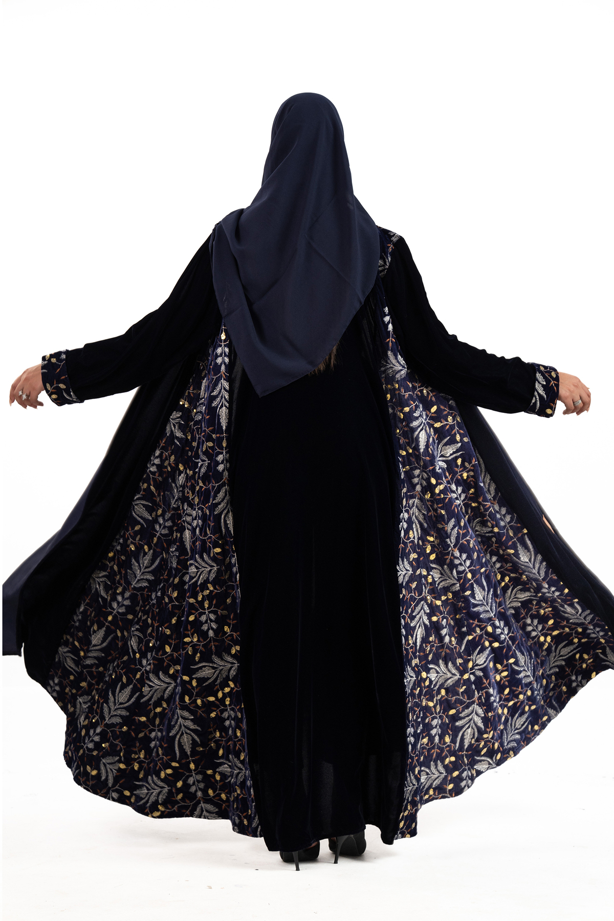 عباية رسيل مخمل كحلي مطرز