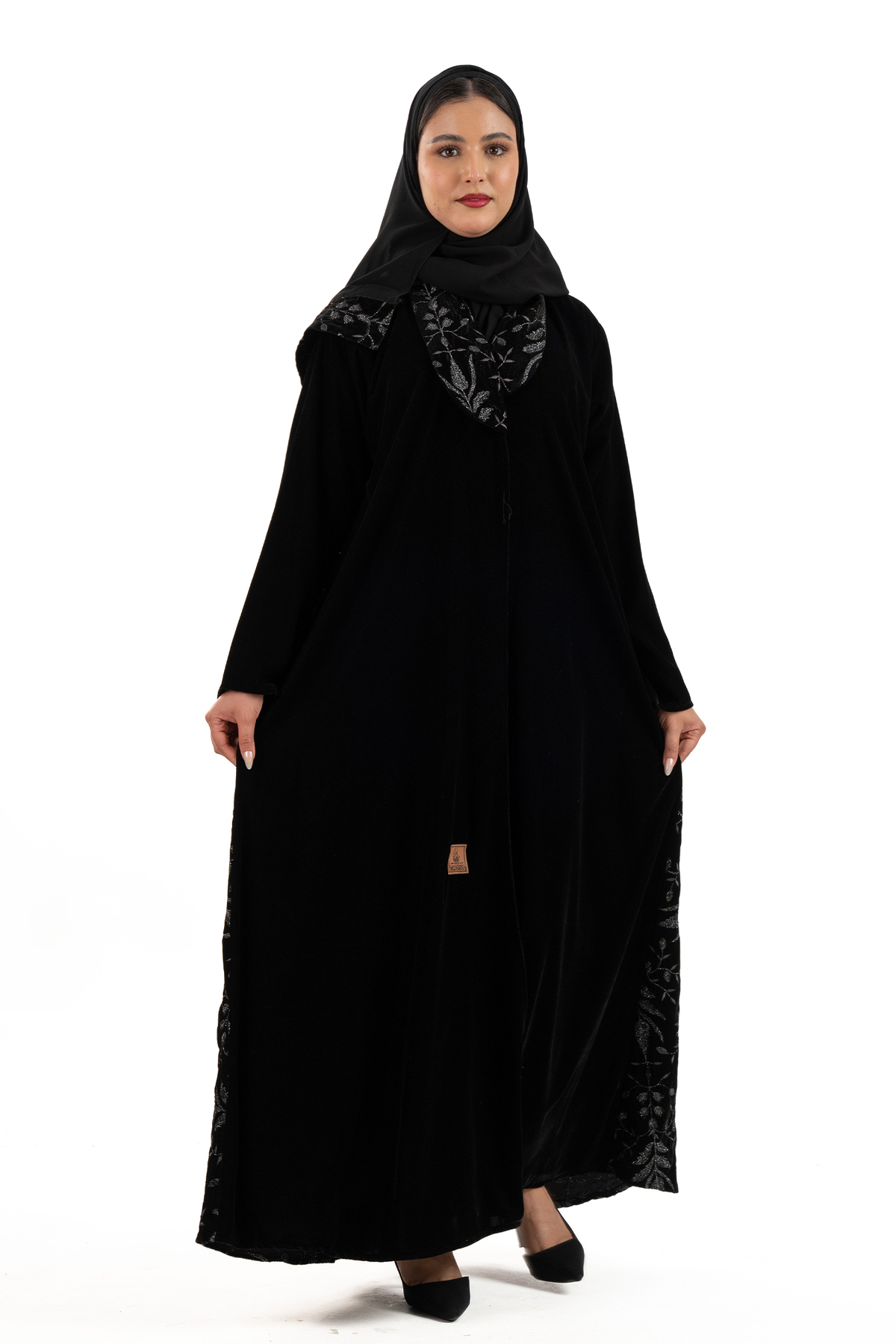 عباية وعد مخمل مطرز بخيوط زري لماع مع ترتر