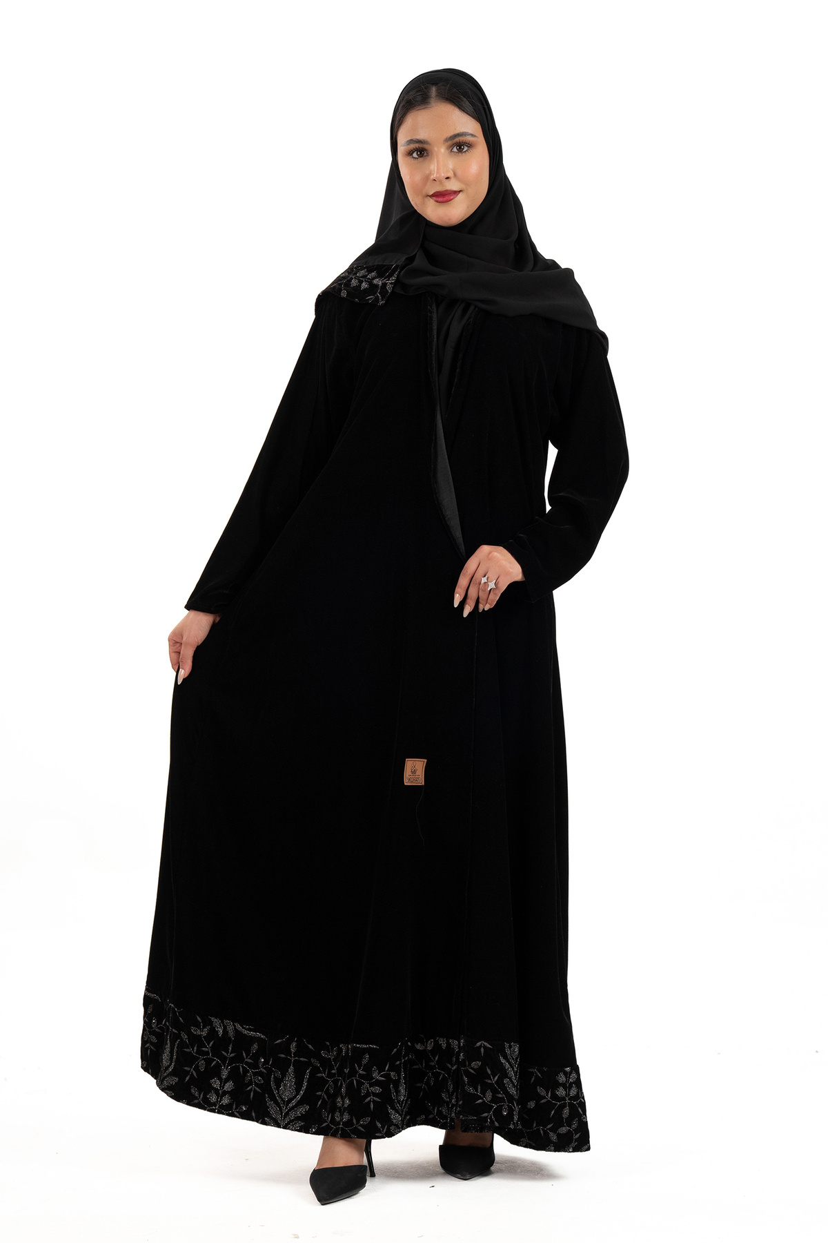 عباية لجين بتدخيلات تطريز لماع اسفل العباية