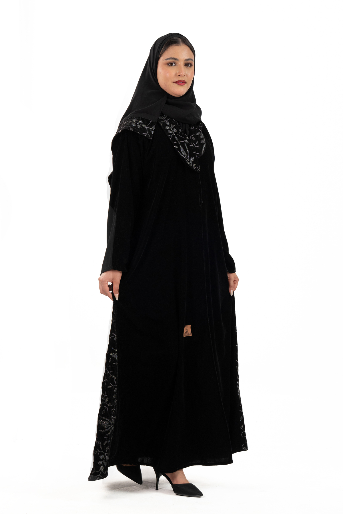 عباية وعد مخمل مطرز بخيوط زري لماع مع ترتر