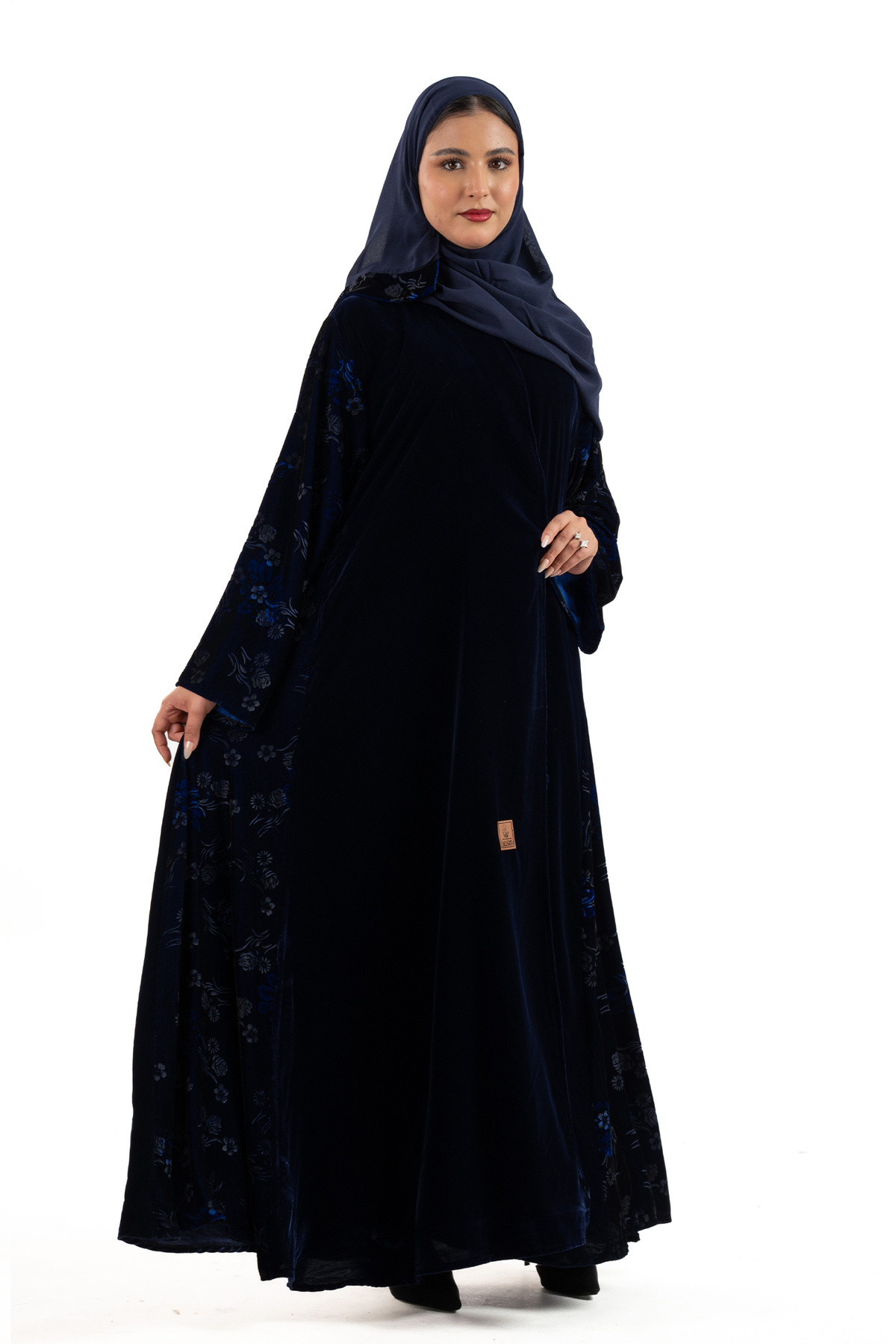 عباية سهى مخمل كحلي بنقش ورد خفيف