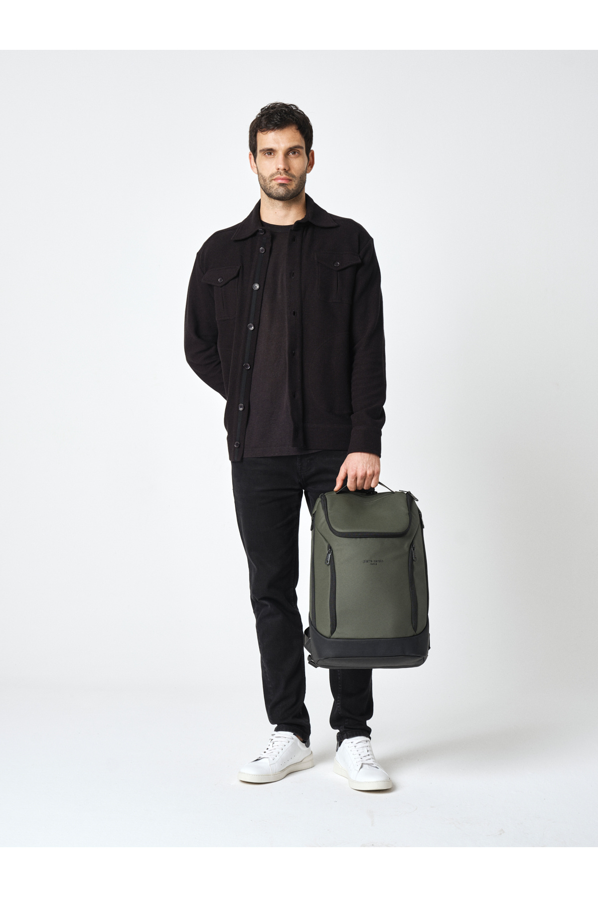 پیر کاردین کوله پشتی مردانه سبز رنگ با محفظه لپ تاپ، جیب داخلی زیپ دار و بندهای نگهدارنده چمدان 01PC00200