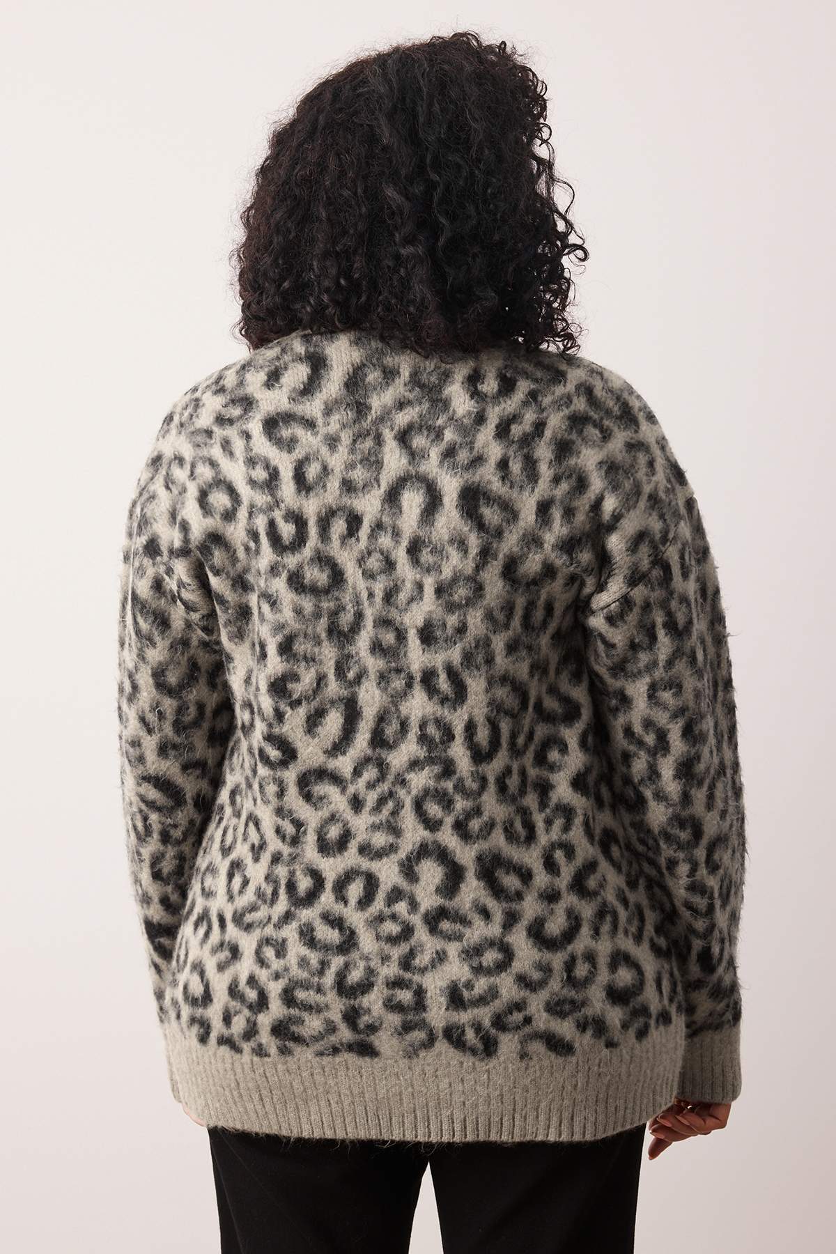 Trendyolmilla  Camel Leopar Desenli Yumuşak Tuşeli Relax Fitt Triko Hırka TBBAW26AV00001 - Görsel 8