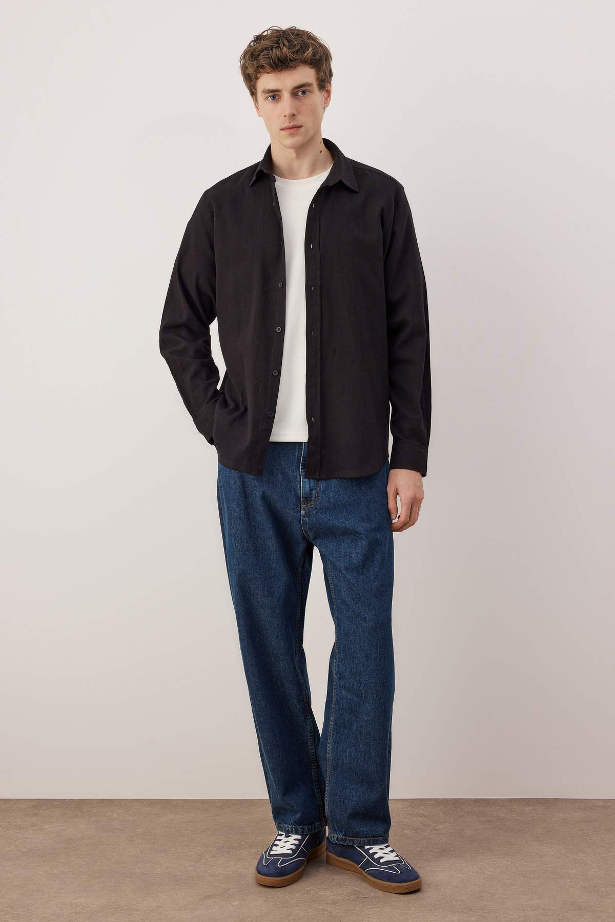 Trendyolmilla Man Siyah Regular Fit Dokulu Erkek Gömlek TMNAW26GO00004