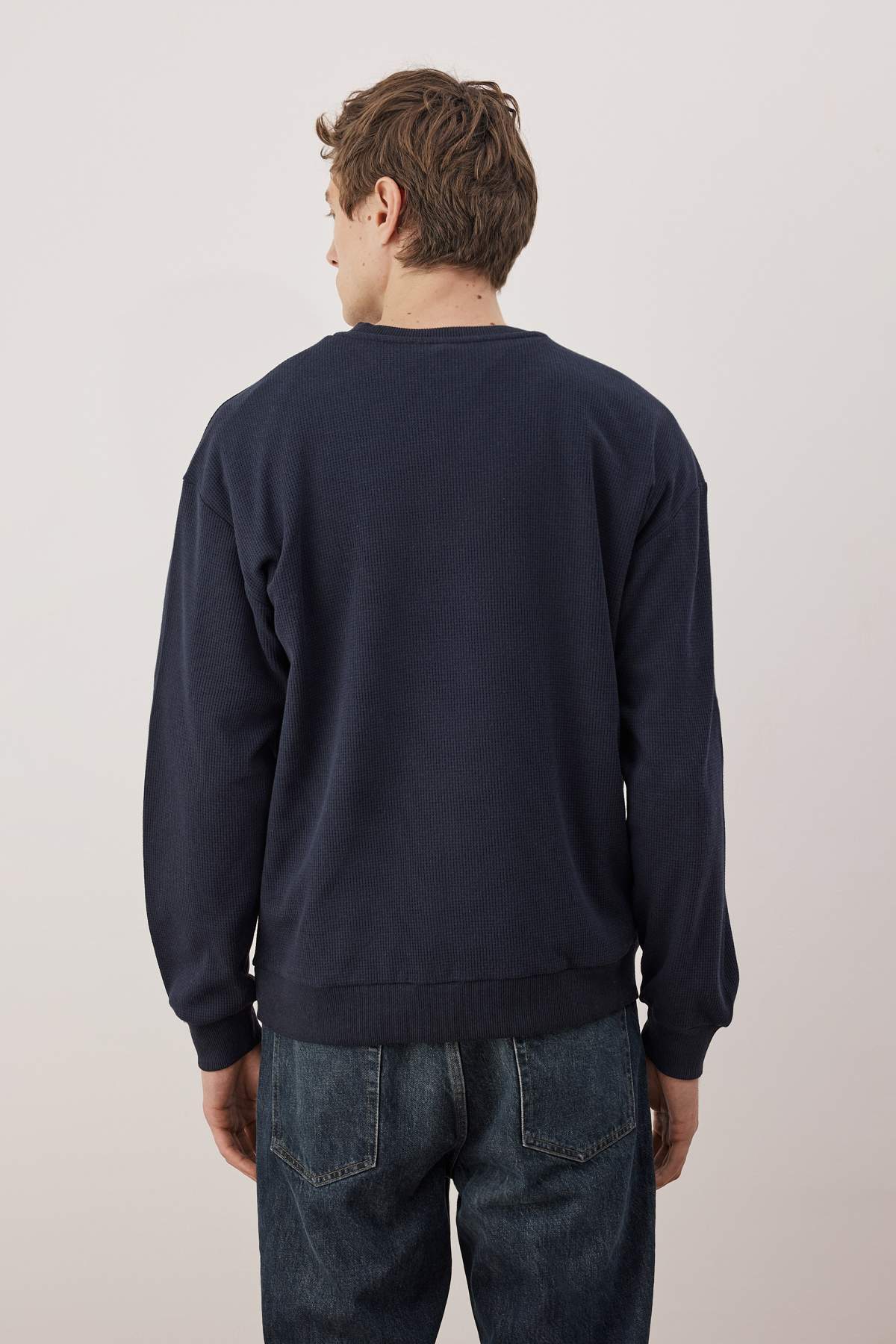 Trendyolmilla  Koyu Lacivert Oversize/Geniş Kesim Bisiklet Yaka Kaplan Nakışlı Şardonsuz Sweatshirt TMNAW25SW00194 - Görsel 4