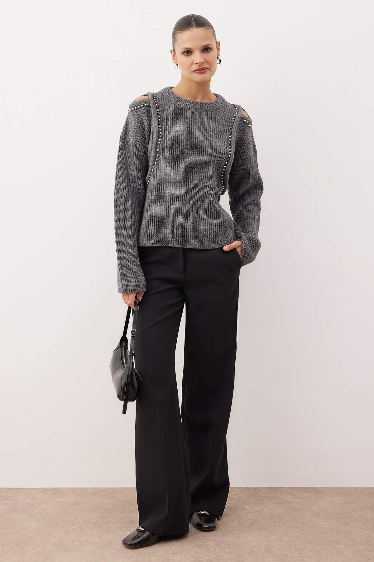 Trendyolmilla  Antrasit Omuz Cut Out/Pencere Detaylı İnci İşlemeli Triko Kazak TWOAW26KZ00185 - Görsel 2