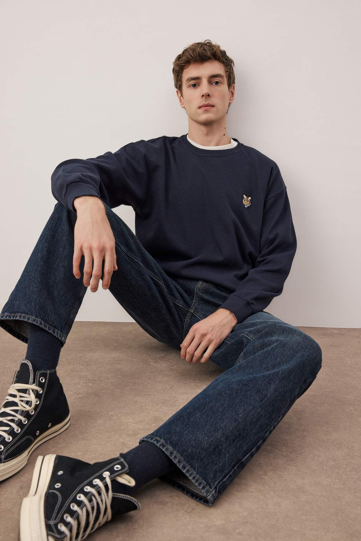 Trendyolmilla  Koyu Lacivert Oversize/Geniş Kesim Bisiklet Yaka Kaplan Nakışlı Şardonsuz Sweatshirt TMNAW25SW00194