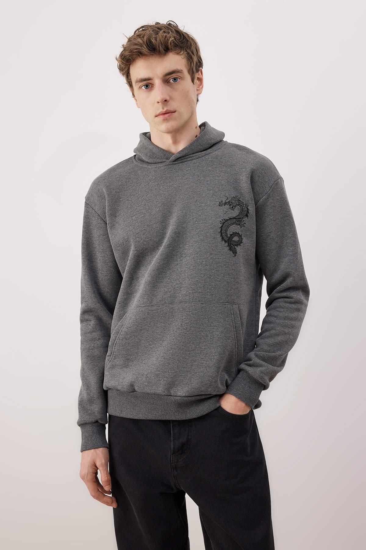 Trendyolmilla Man Antrasit Regular/Normal Kesim Baskılı Kapüşonlu Sweatshirt TMNAW26SW00065