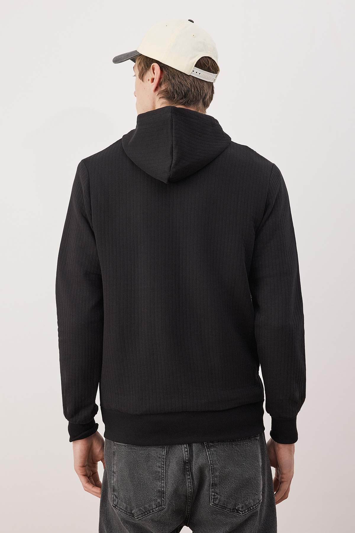 Trendyolmilla  Siyah Regular/Normal Kesim Dokulu Kapüşonlu Sweatshirt TMNAW26SW00061 - Görsel 4