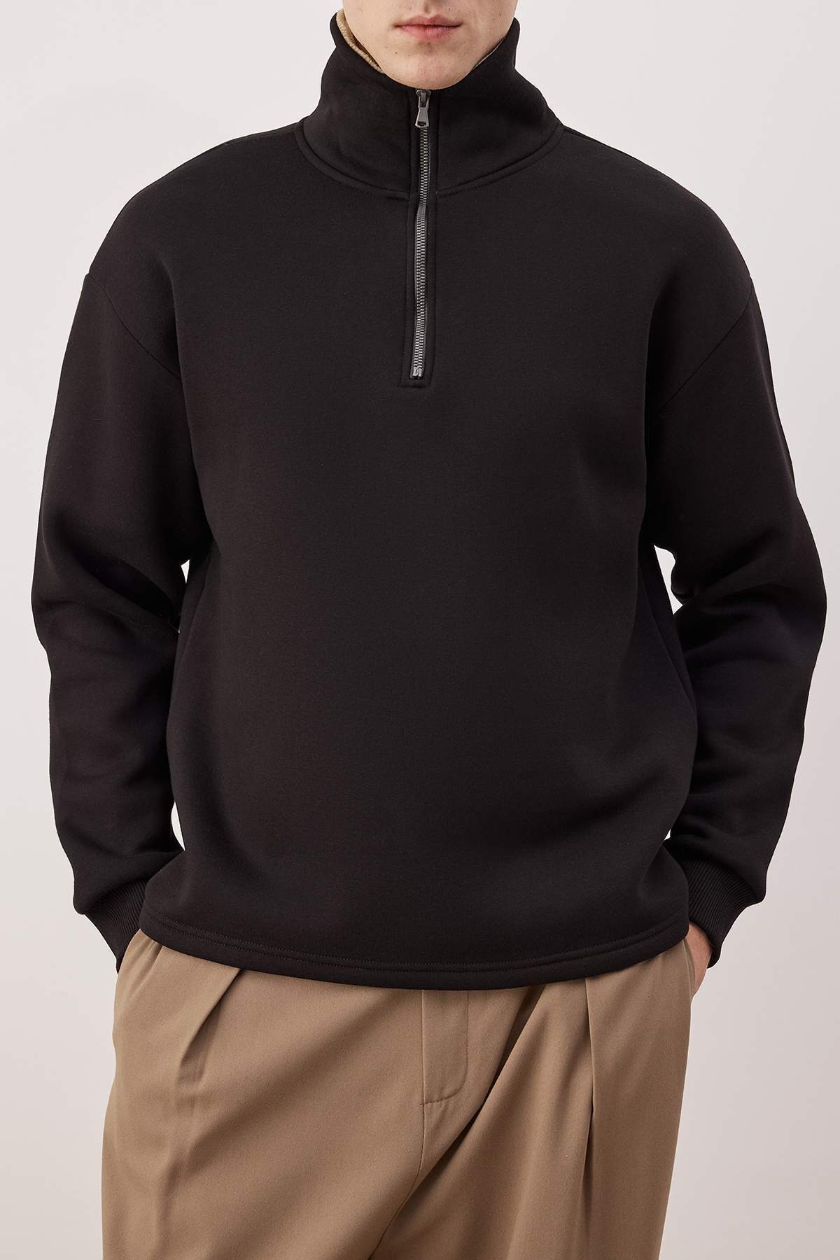 Trendyolmilla  Siyah Yaka Detaylı Dik Yaka Yeni Oversize/Geniş Kesim Kalın/İçi Polarlı Sweatshirt TMNAW26SW00003 - Görsel 4