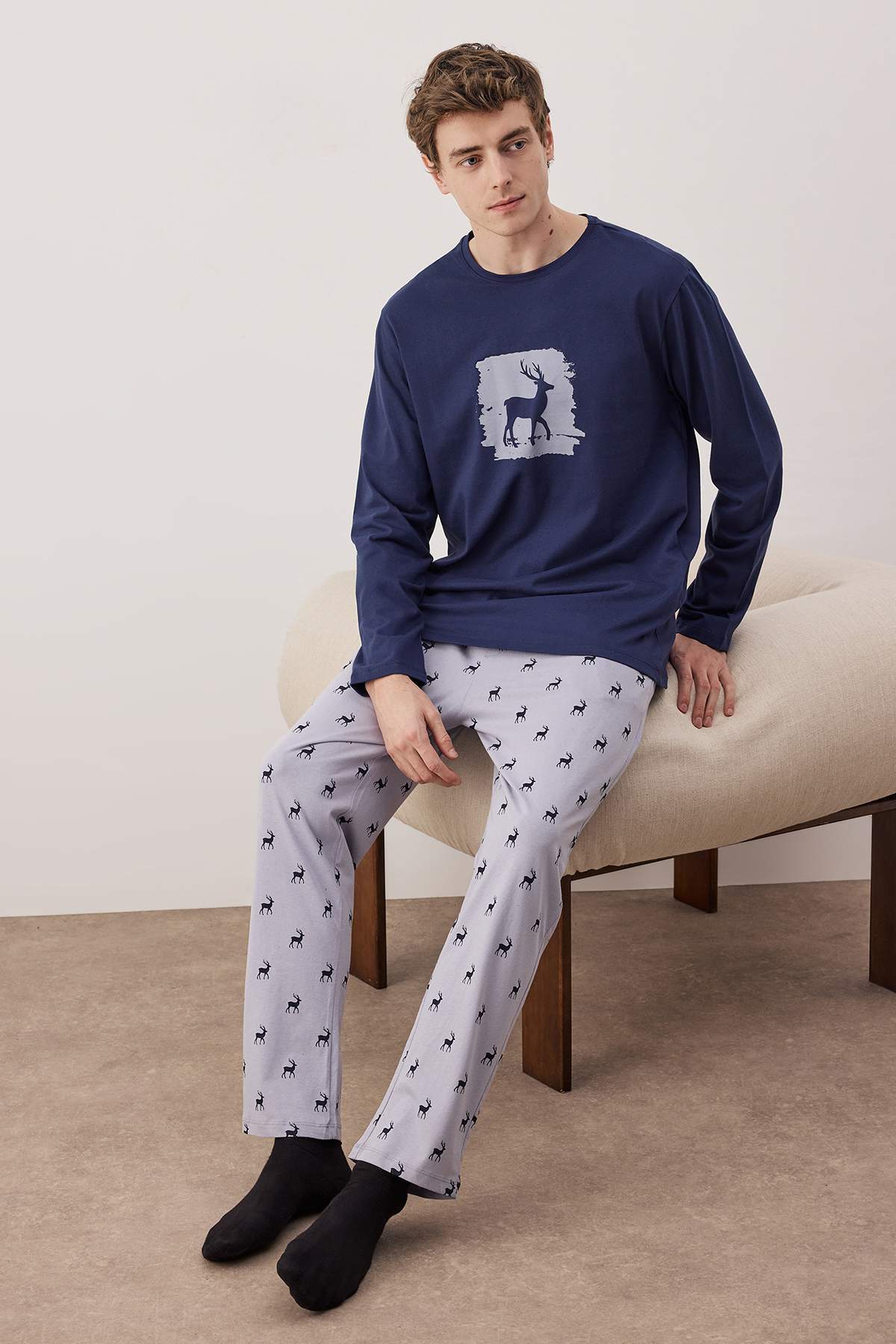 Trendyolmilla Man Lacivert Geyik Baskılı Regular Fit Örme Pijama Takımı TMNAW25PT00040