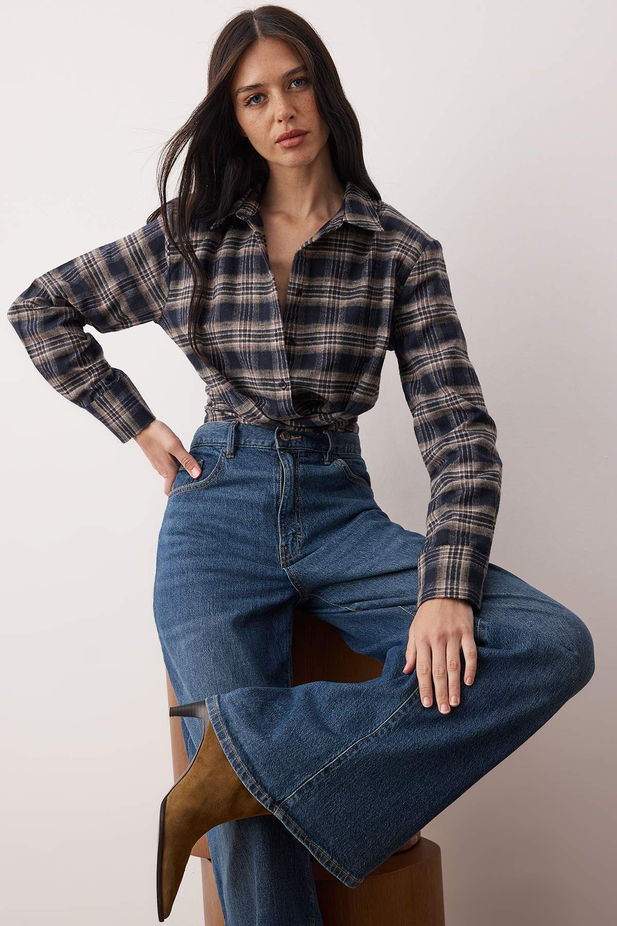 Trendyolmilla  Kahverengi-Çok Renkli Ekoseli Arkadan Bağlamalı Flanel Gömlek TWOAW26GO00128 - Görsel 2