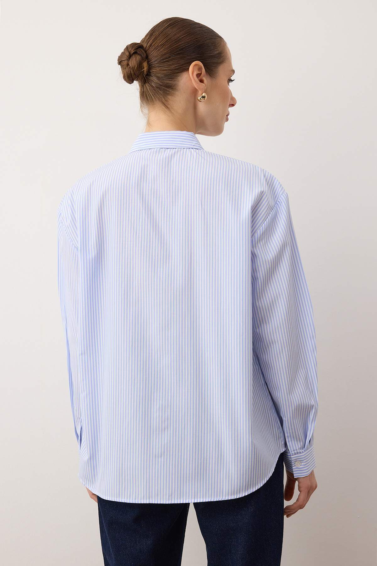 Trendyolmilla  Mavi Çizgili Cep Detaylı Oversize/Geniş Kalıp Dokuma Gömlek TWOAW23GO00359 - Görsel 4