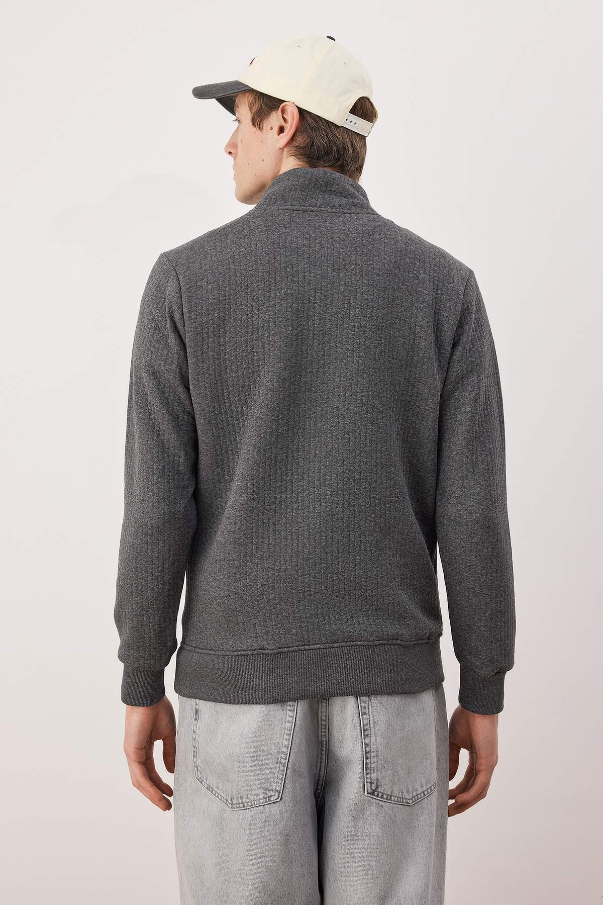 Trendyolmilla  Gri Regular/Normal Kesim Dokulu Etiket Detaylı Fermuarlı Sweatshirt TMNAW26SW00062 - Görsel 4