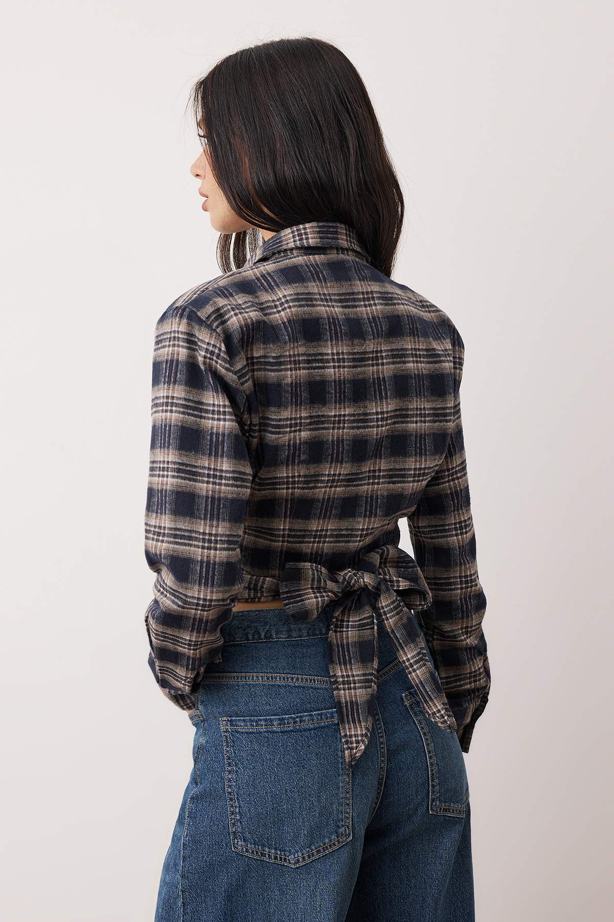 Trendyolmilla  Kahverengi-Çok Renkli Ekoseli Arkadan Bağlamalı Flanel Gömlek TWOAW26GO00128 - Görsel 4
