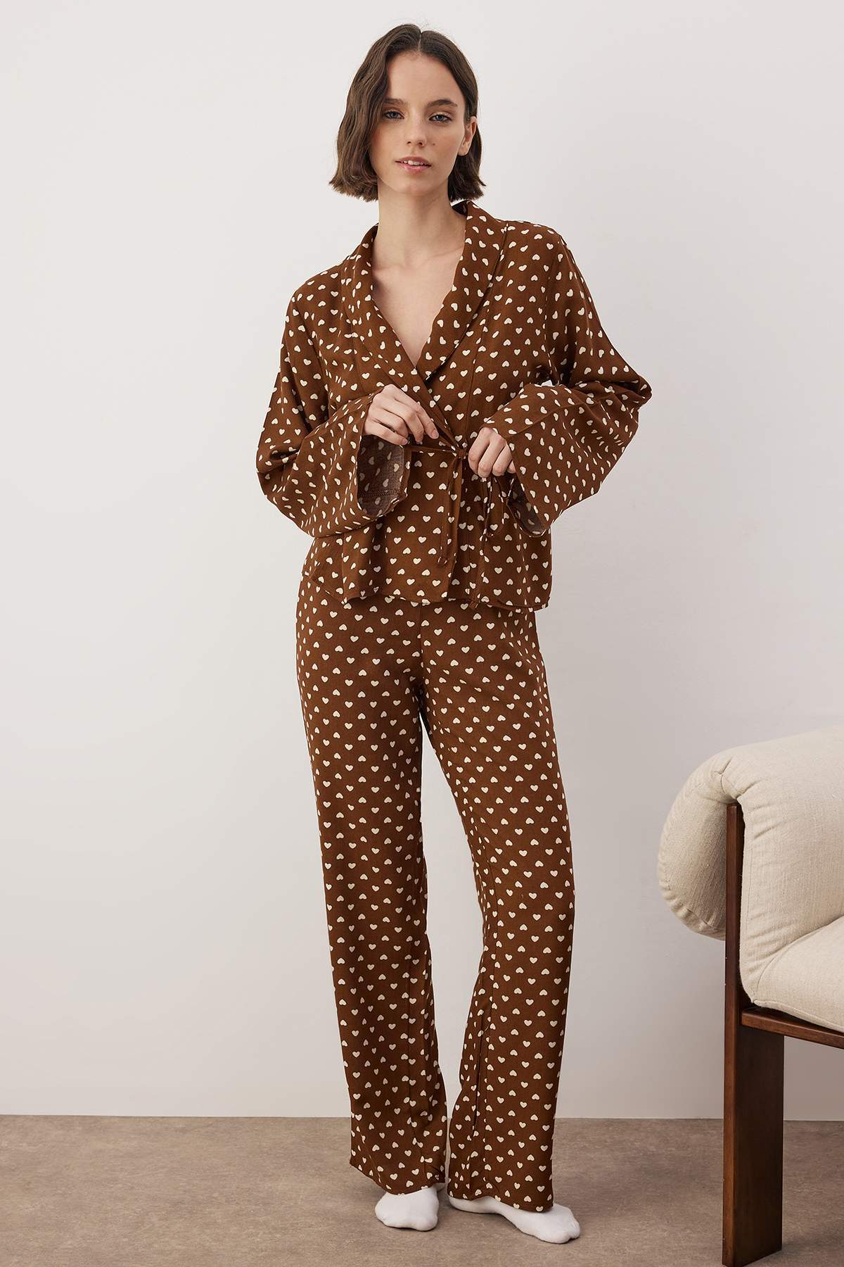 Trendyolmilla  Koyu Kahverengi Kalp Viskon Dokuma Pijama Takımı THMAW22PT0300 - Görsel 2