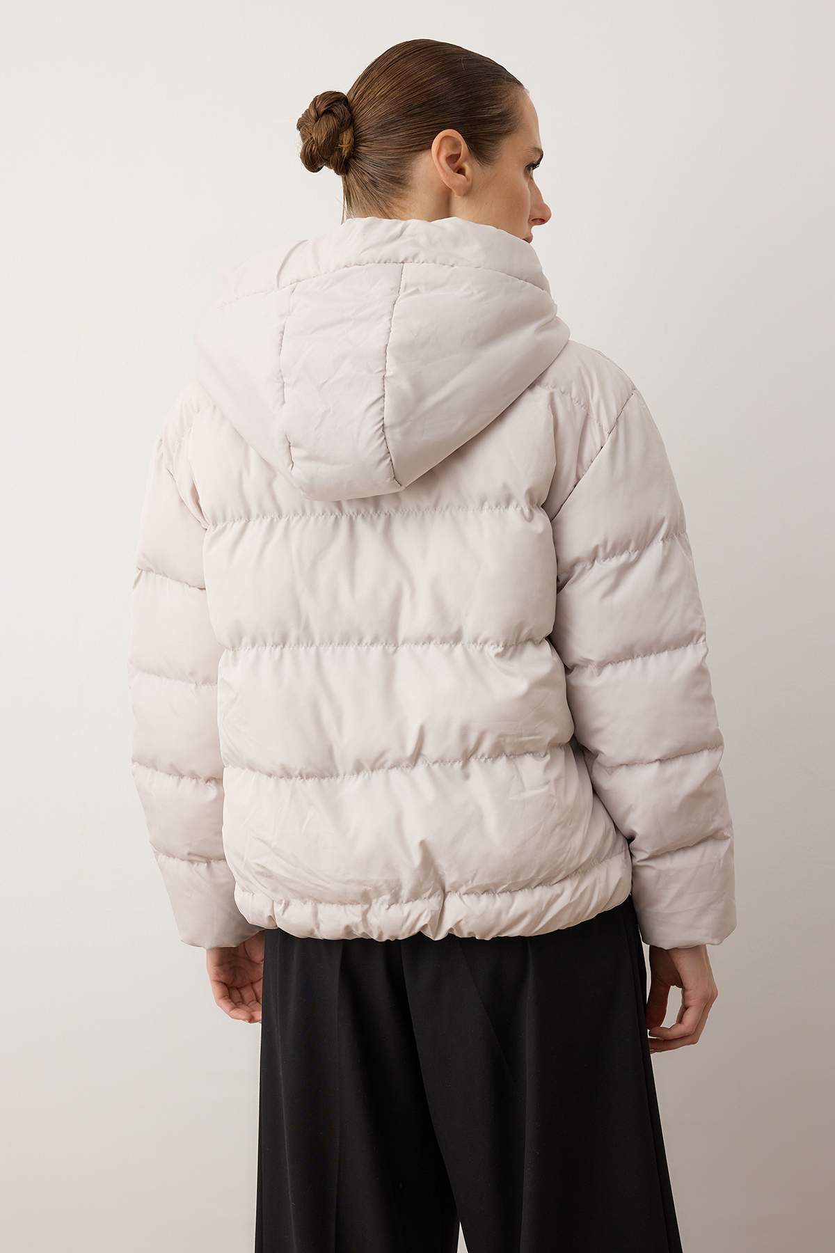 Trendyol Collection Graue, wasserabweisende, aufblasbare Mantel mit Kapuze Rugular TWOAW21MO0022