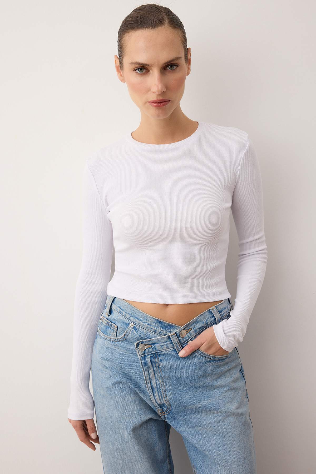 Trendyolmilla  Siyah-Beyaz 2'li Paket Fitted/Vücuda Oturan Bisiklet Yaka Crop Fitilli Esnek Örme Bluz TWOAW22BZ0331 - Görsel 5