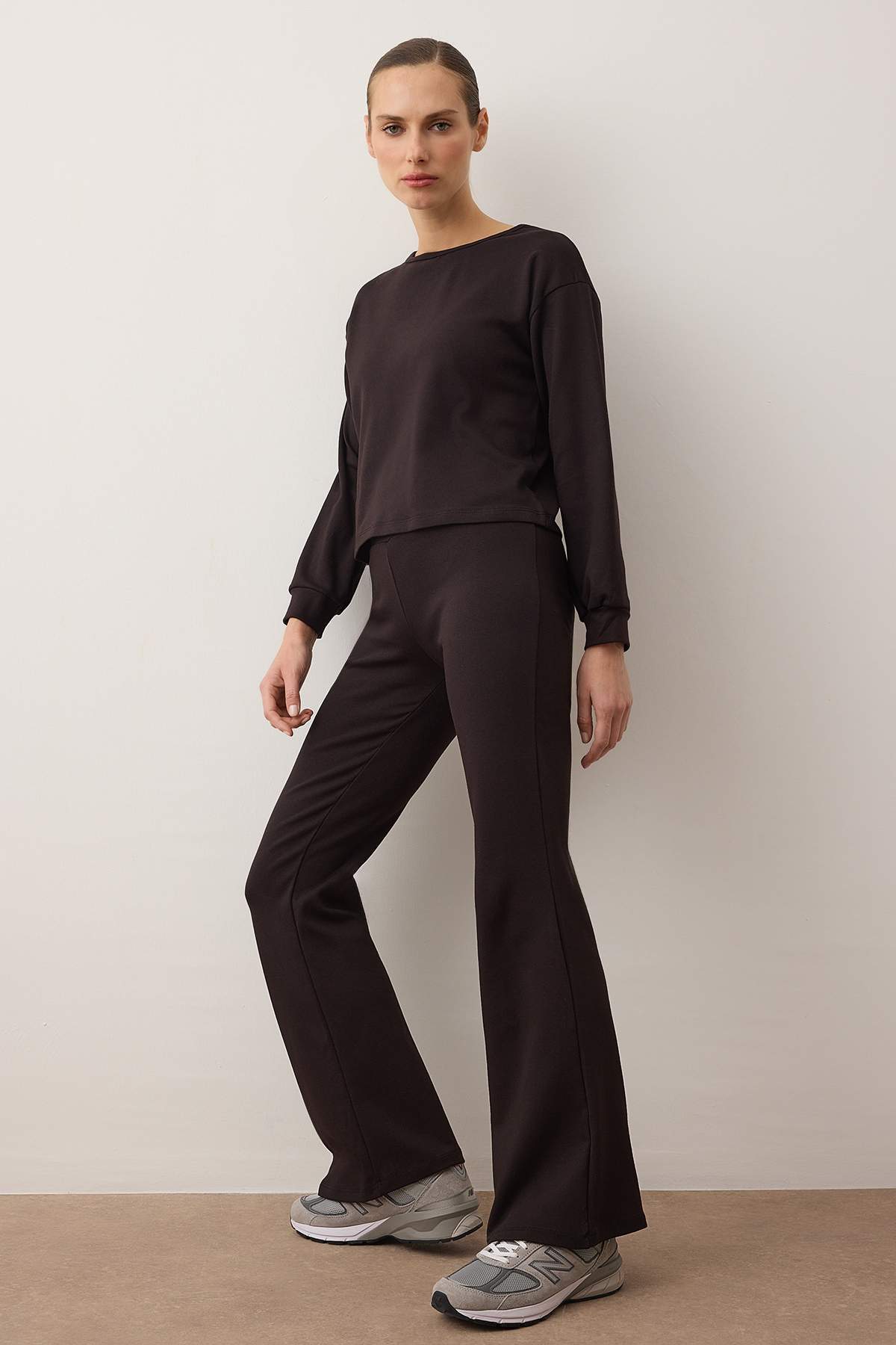 Trendyolmilla  Siyah Bisiklet Yaka Regular Üst Flare/İspanyol Paça Örme Alt - Üst Takım TWOAW26AU00099 - Görsel 2