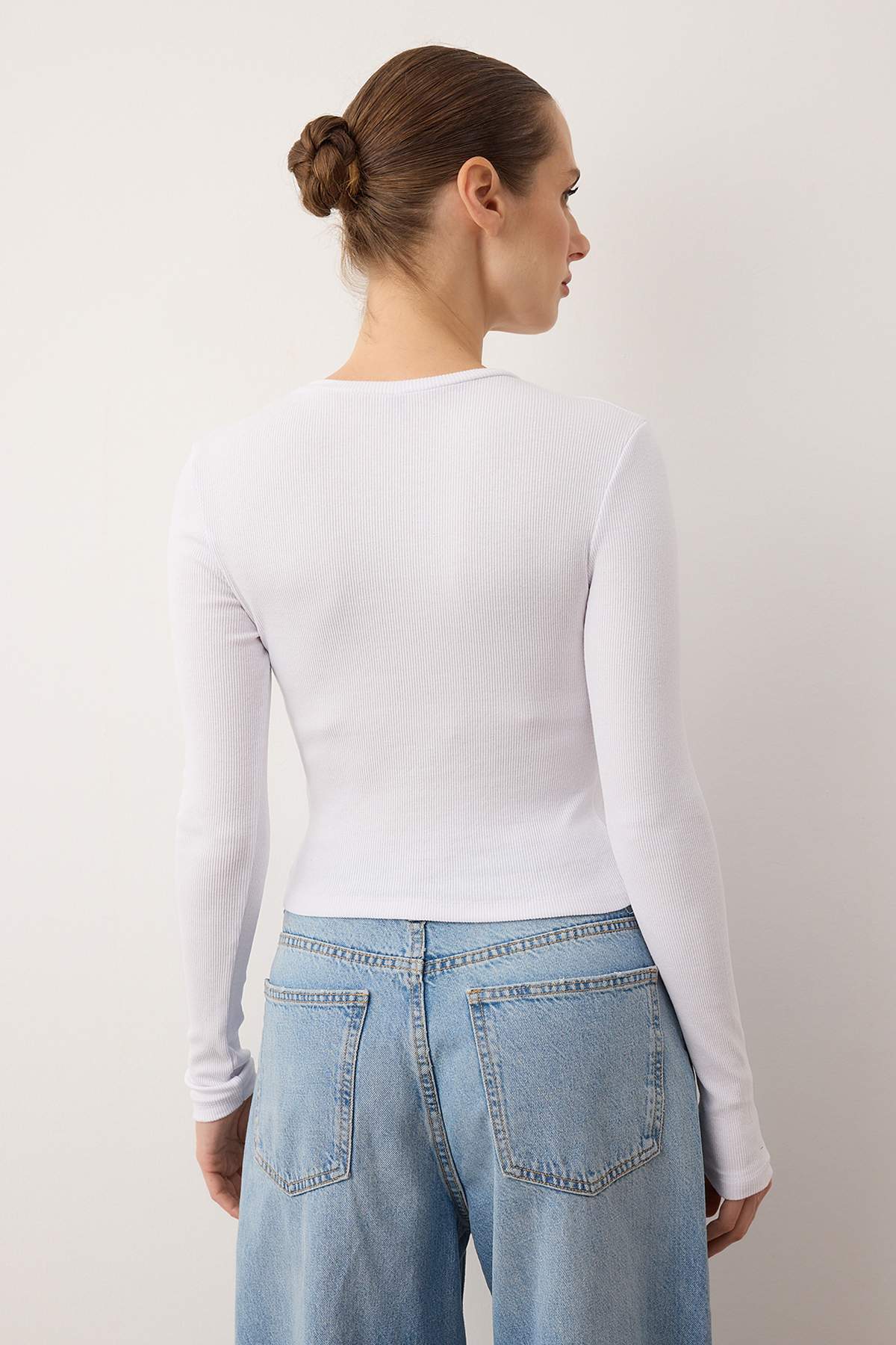 Trendyolmilla  Siyah-Beyaz 2'li Paket Fitted/Vücuda Oturan Bisiklet Yaka Crop Fitilli Esnek Örme Bluz TWOAW22BZ0331 - Görsel 7