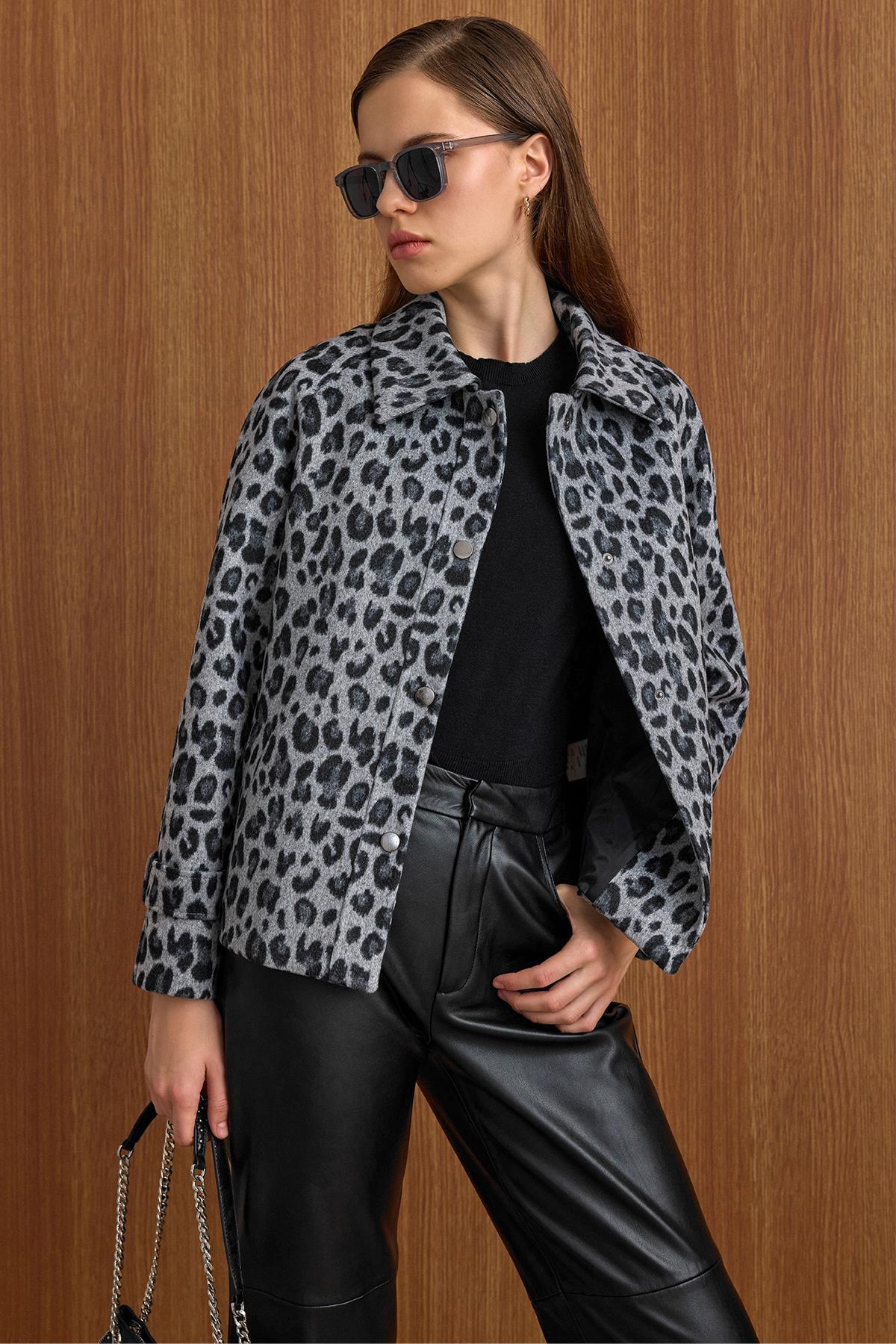 Olcay  Çıt Çıt Kapamalı Pat Detaylı Leopar Desenli Kısa Kaban GRİ 3163-L