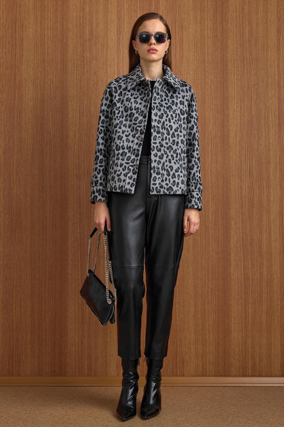 Olcay  Çıt Çıt Kapamalı Pat Detaylı Leopar Desenli Kısa Kaban GRİ 3163-L - Görsel 2