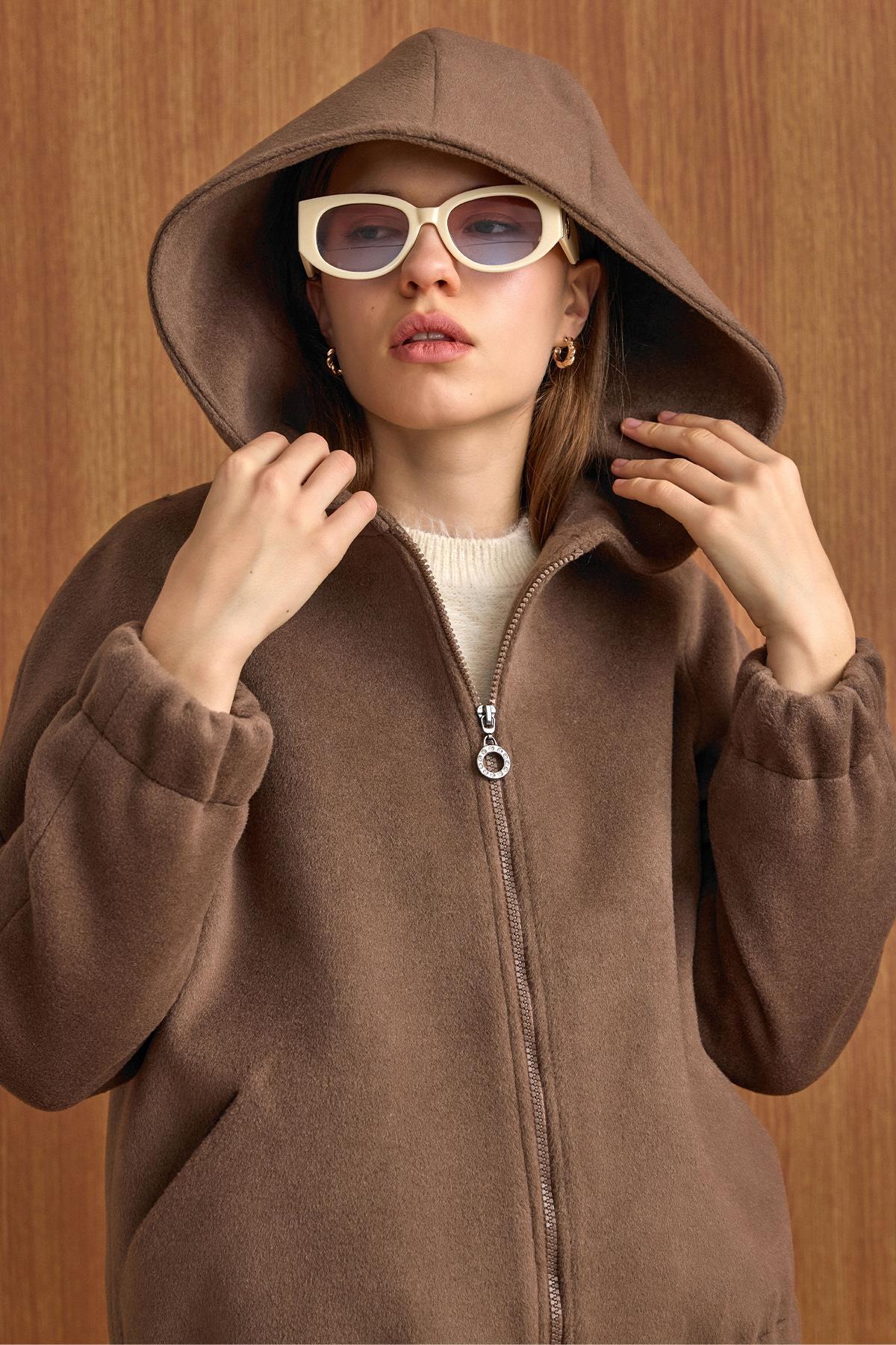 Olcay  Kapüşonlu Beli Lastikli Oversize Kısa Kaban VİZON 3162 - Görsel 6