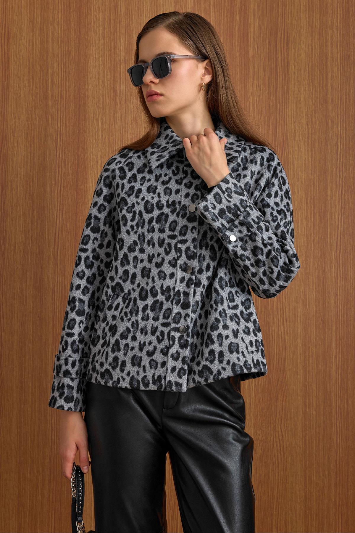 Olcay  Çıt Çıt Kapamalı Pat Detaylı Leopar Desenli Kısa Kaban GRİ 3163-L - Görsel 5