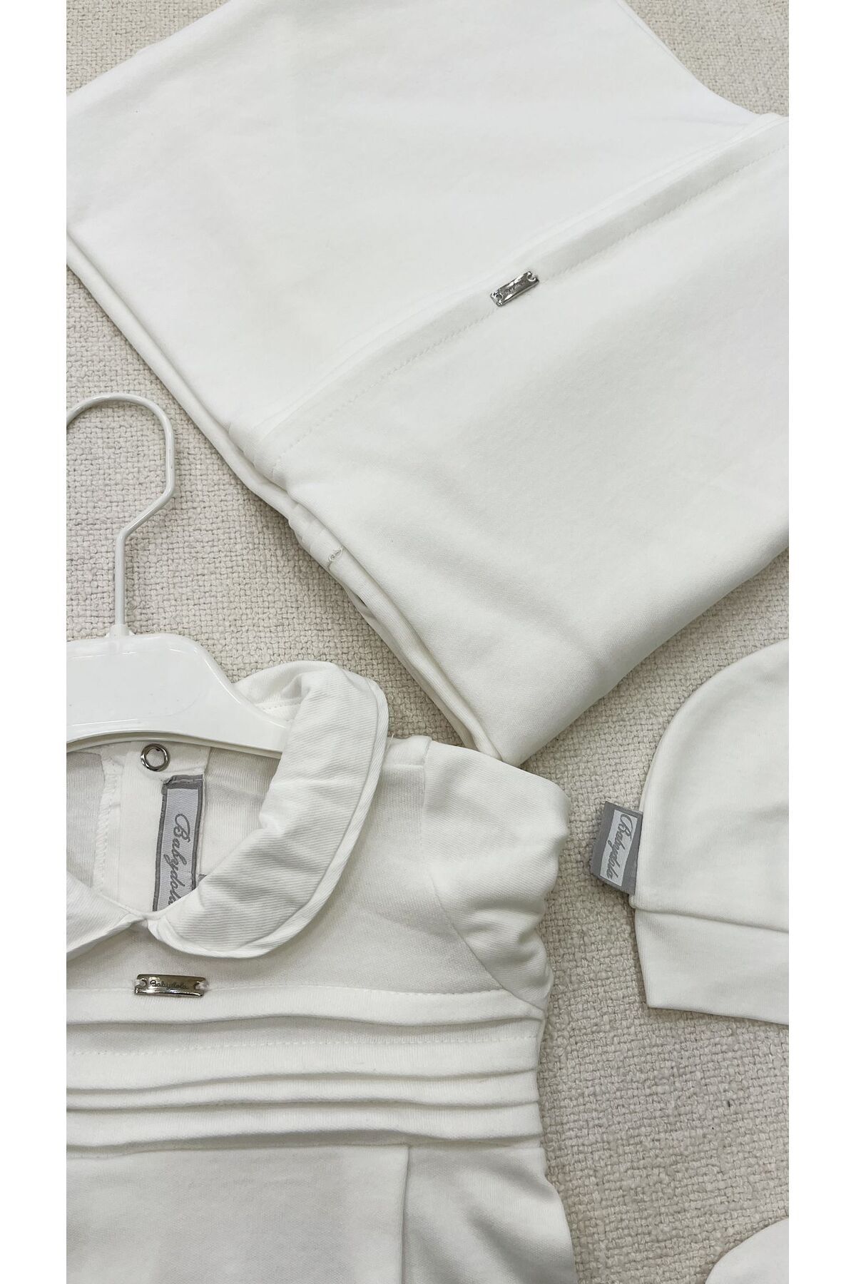 Babydola Erkek bebek organik beyaz bebe yaka hastane çıkış seti 4 parça fotoğrafı 3 (önizleme)