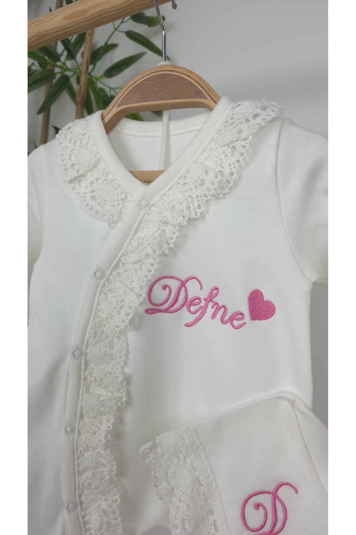 gros shop Yeni Doğan %100 Pamuk Dantelli Hastene Çıkış Tulum Seti (KİŞİYE ÖZGÜ İSİMLİ NAKIŞ DESENLİ) fotoğrafı 2 (önizleme)