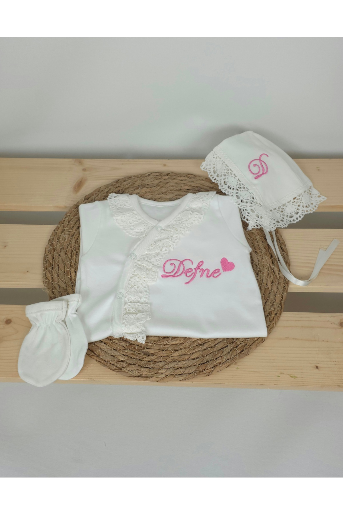 gros shop Yeni Doğan %100 Pamuk Dantelli Hastene Çıkış Tulum Seti (KİŞİYE ÖZGÜ İSİMLİ NAKIŞ DESENLİ) fotoğrafı 3 (önizleme)