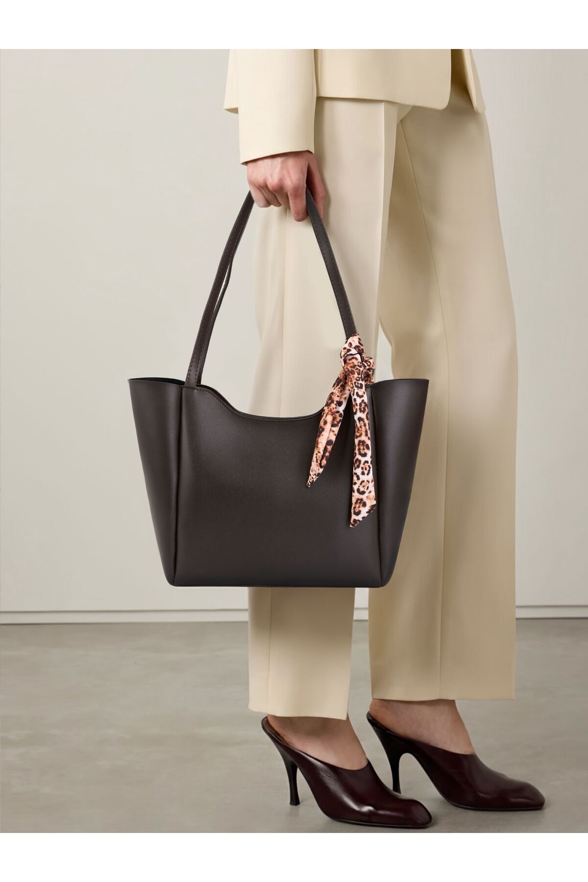 Kontes Kadın Fularlı Fermuarlı Ve Çıtçıt Kapamalı Siyah Shopper El Ve Omuz Çantası