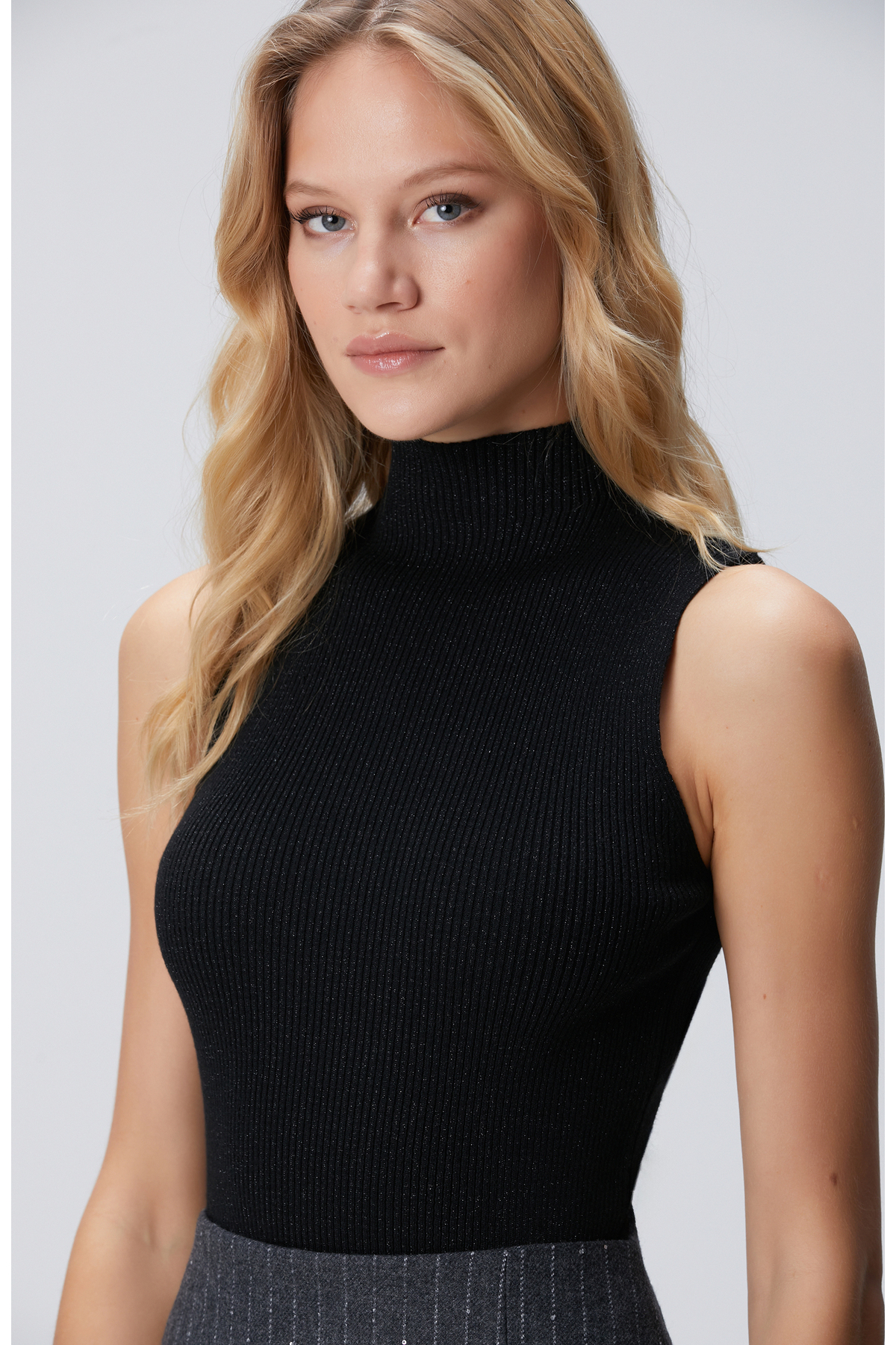 Network  Siyah Balıkçı Yaka Kolsuz Simli Triko Kazak - Görsel 2